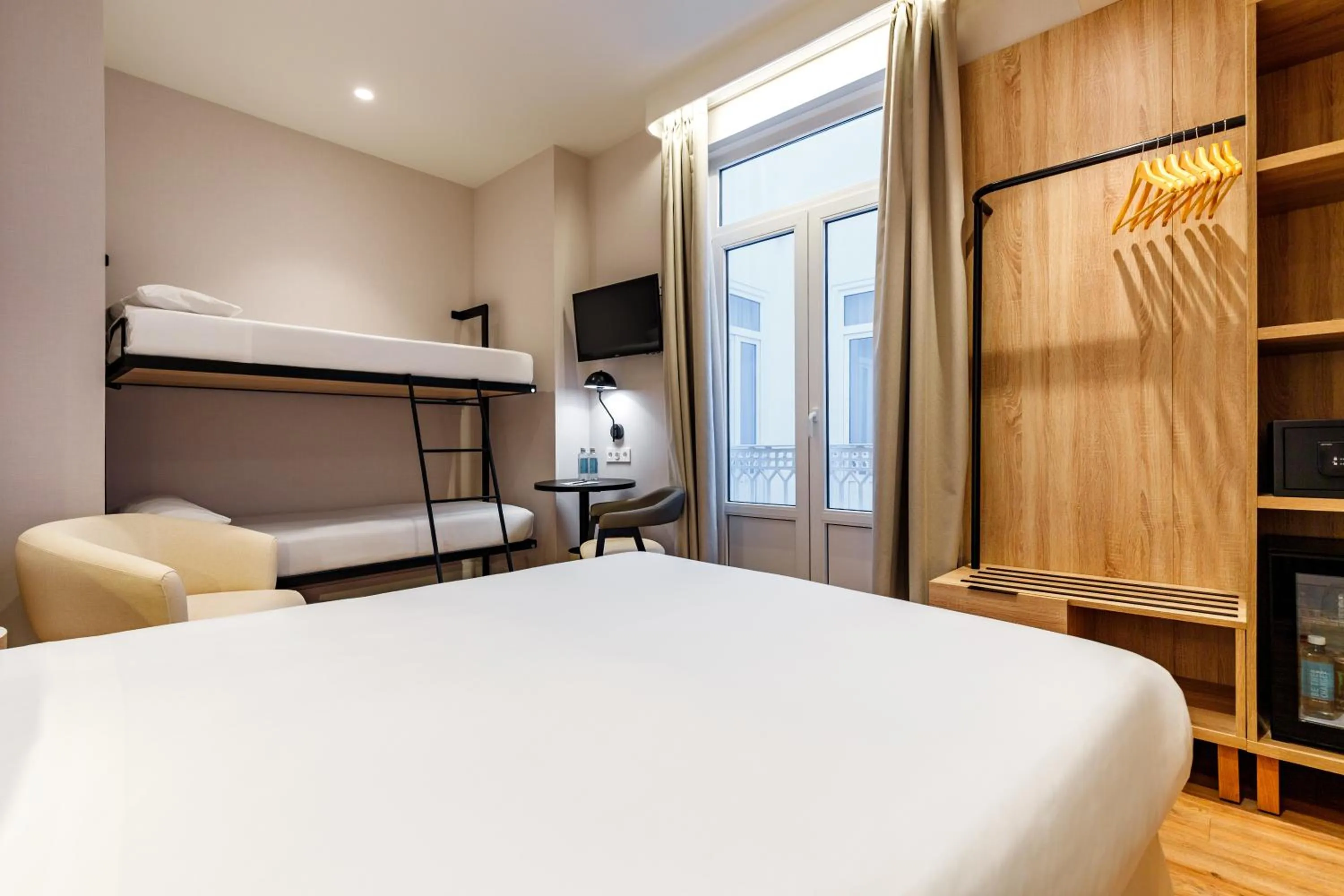 Bed in Petit Palace Plaza de la Reina