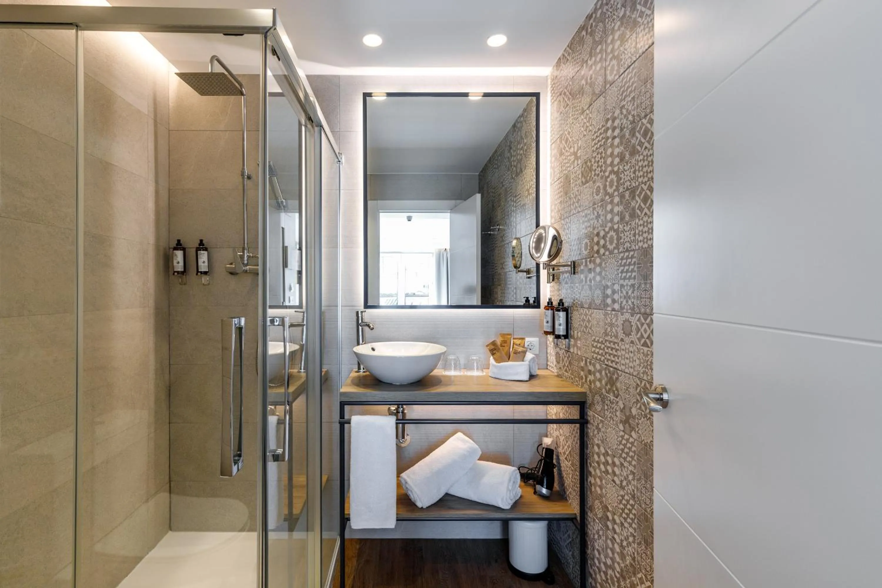 Bathroom in Petit Palace Plaza de la Reina