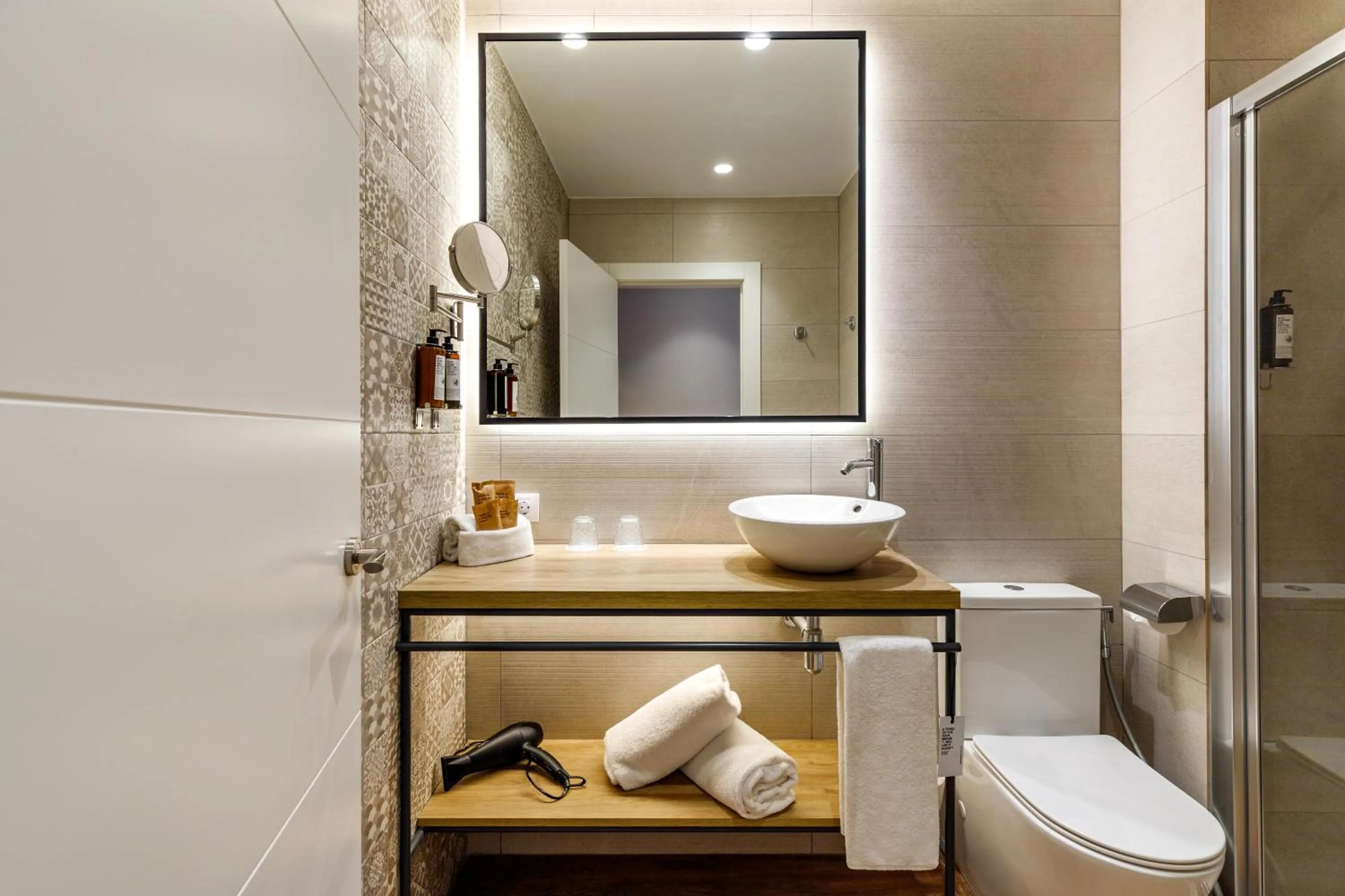 Bathroom in Petit Palace Plaza de la Reina