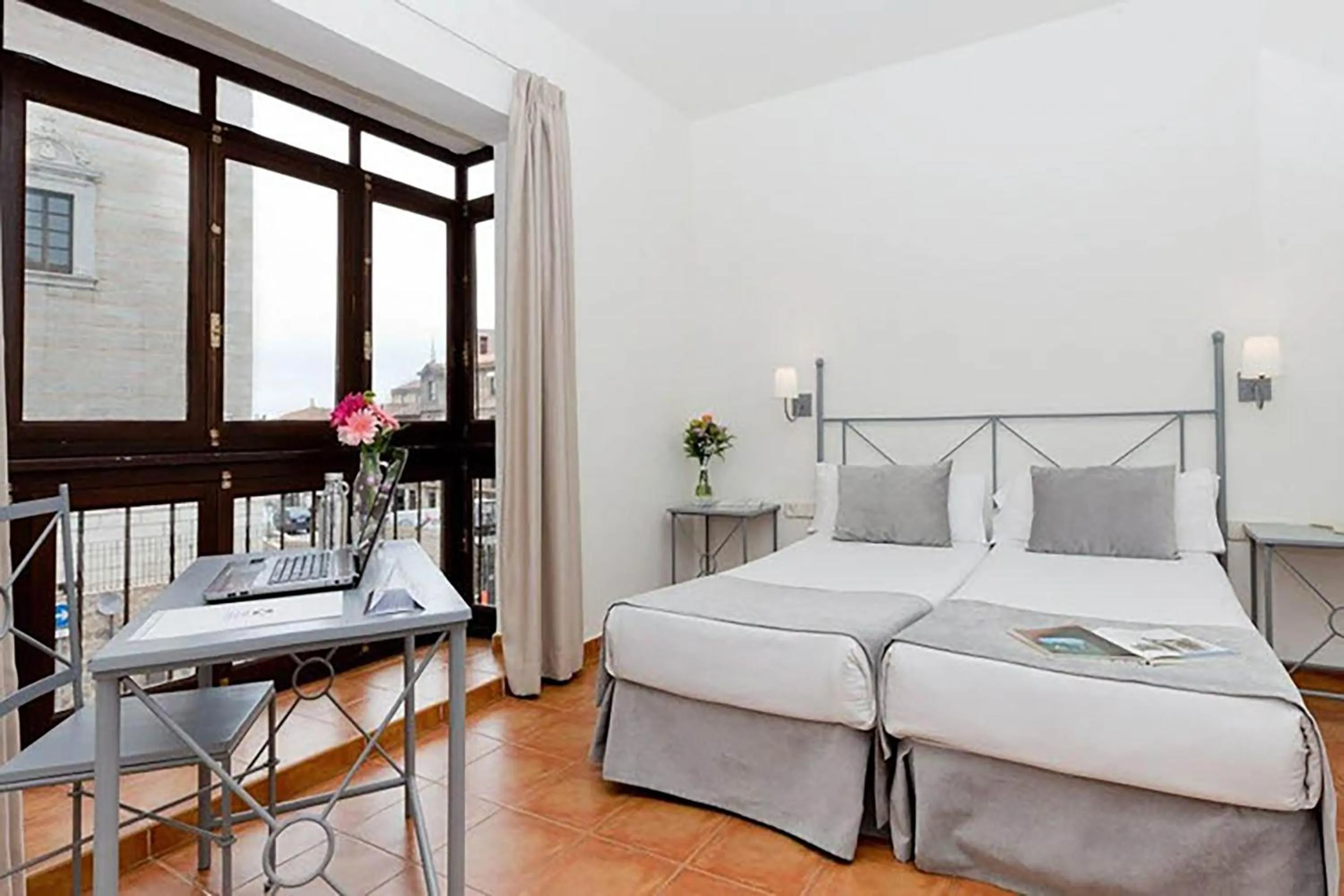 Photo of the whole room, Bed in Sercotel Toledo Imperial