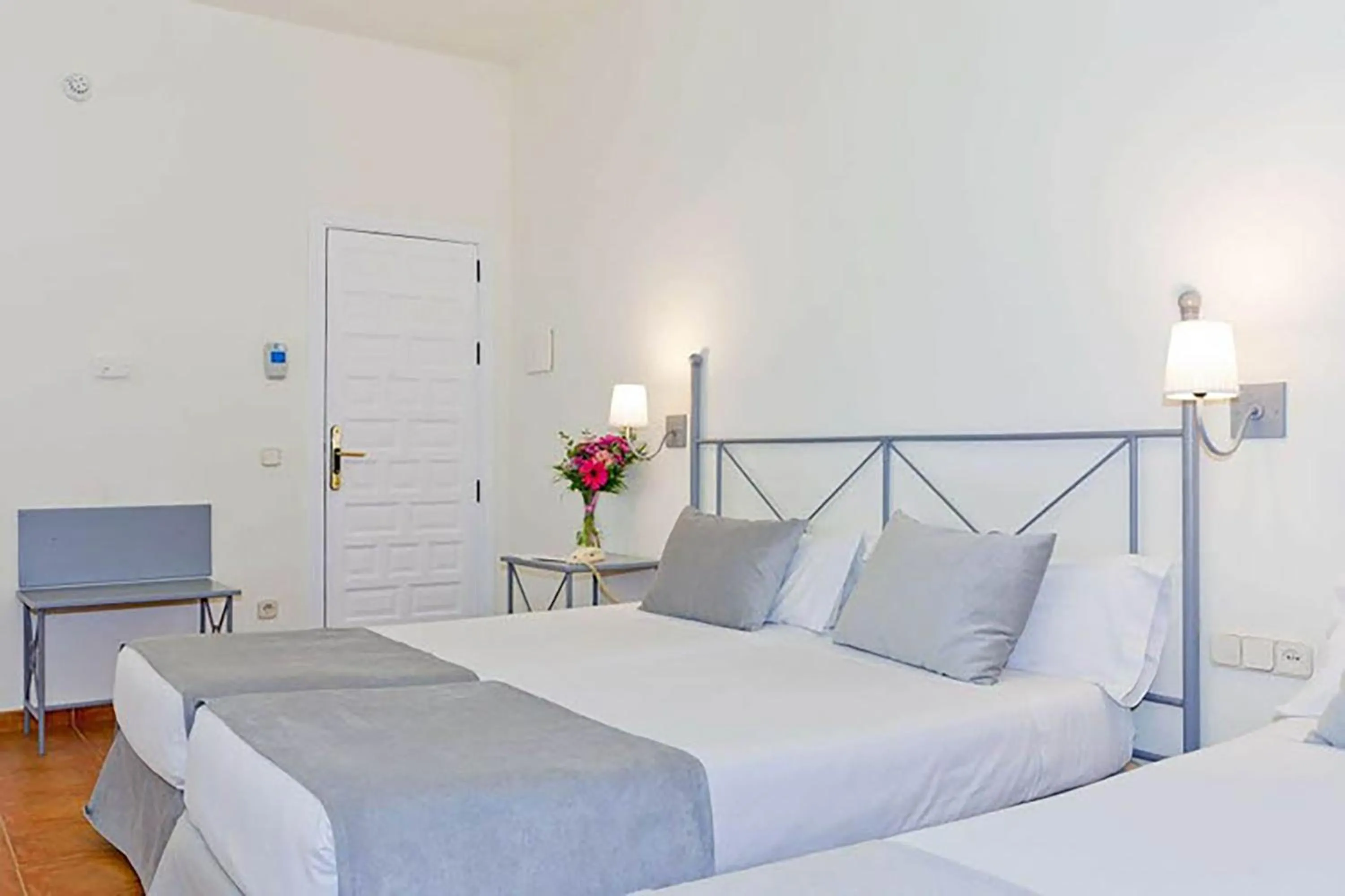 Photo of the whole room, Bed in Sercotel Toledo Imperial