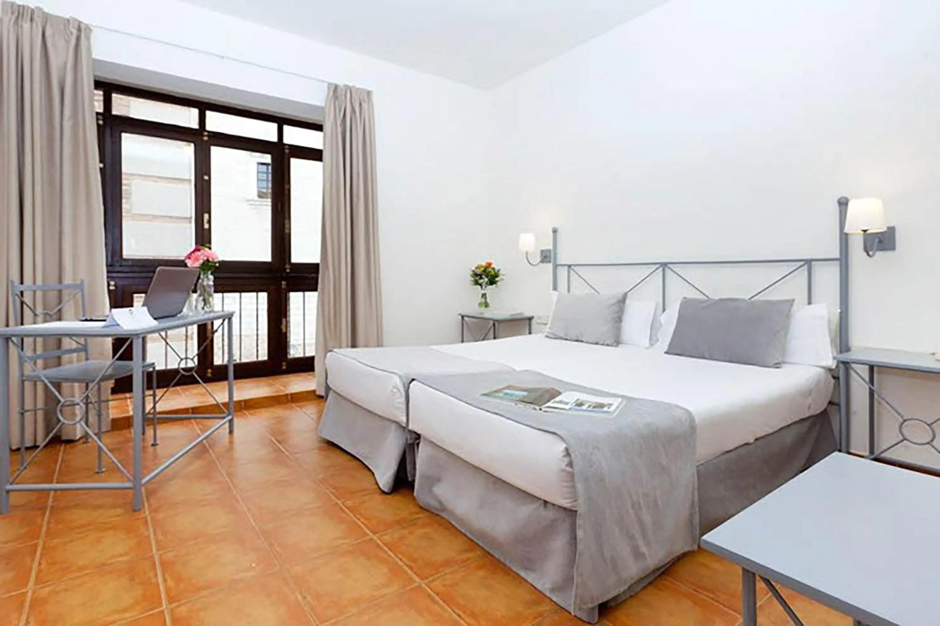 Photo of the whole room, Bed in Sercotel Toledo Imperial