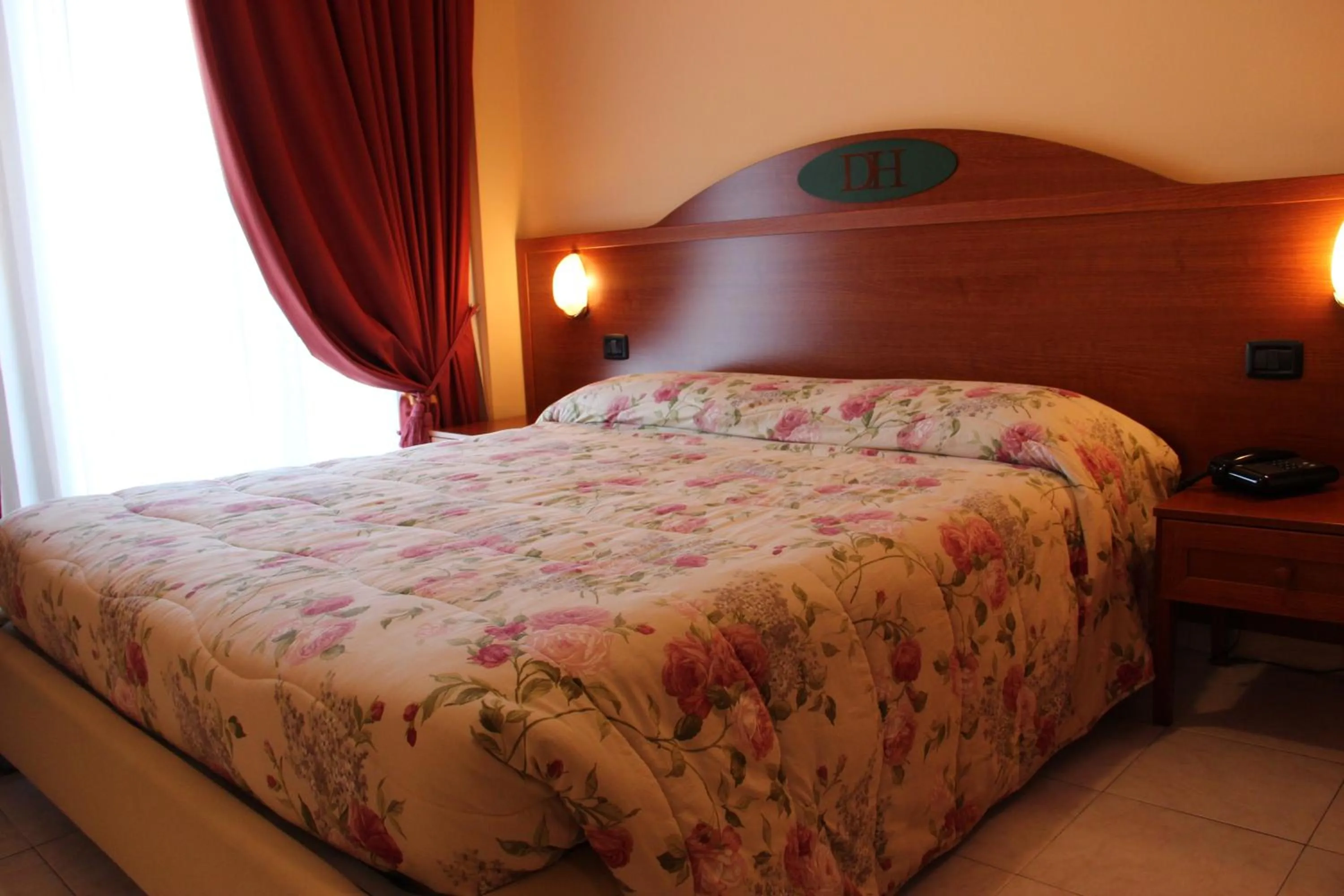 Bedroom, Bed in Demy Hotel