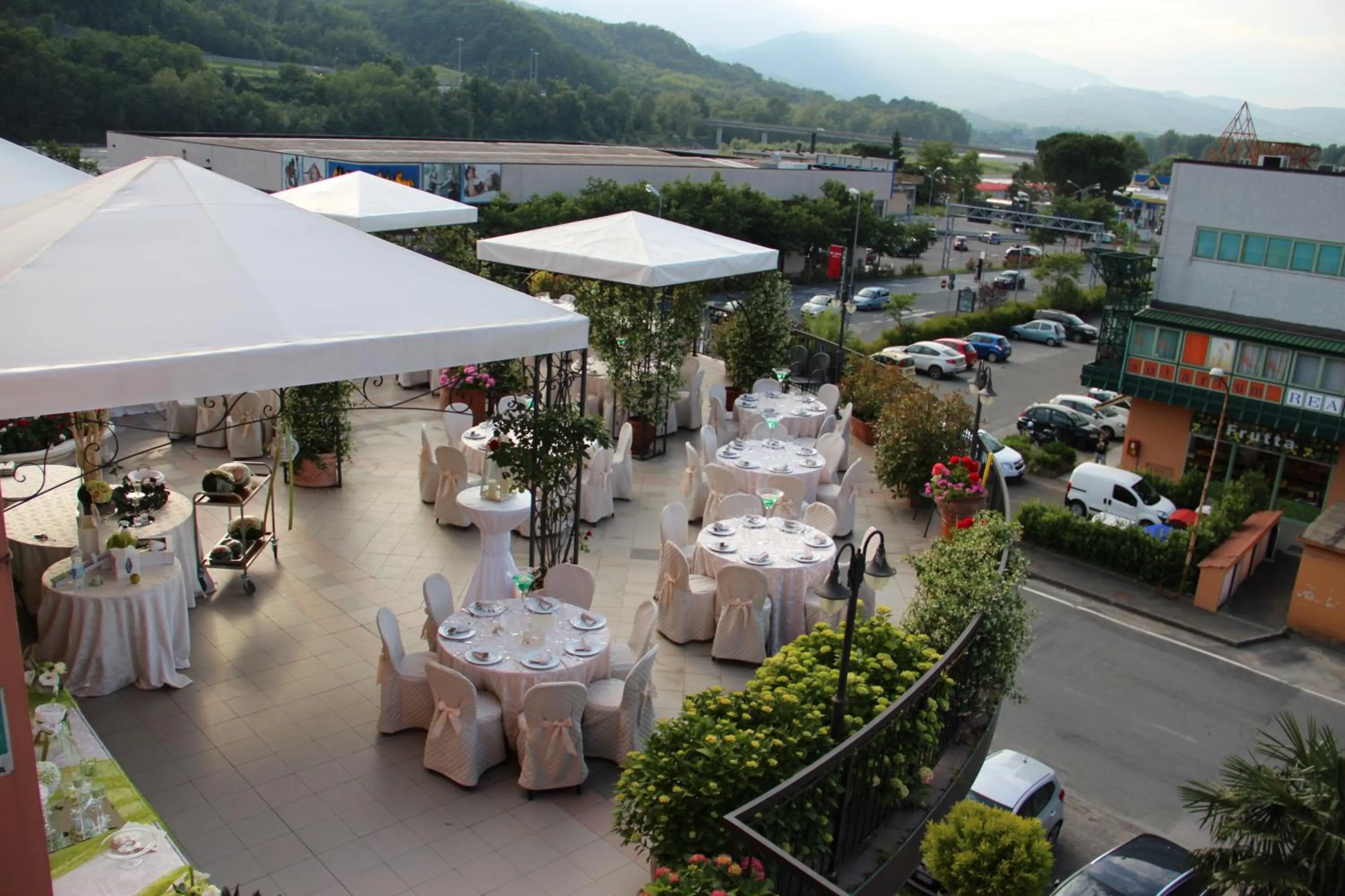 Restaurant/places to eat in Demy Hotel