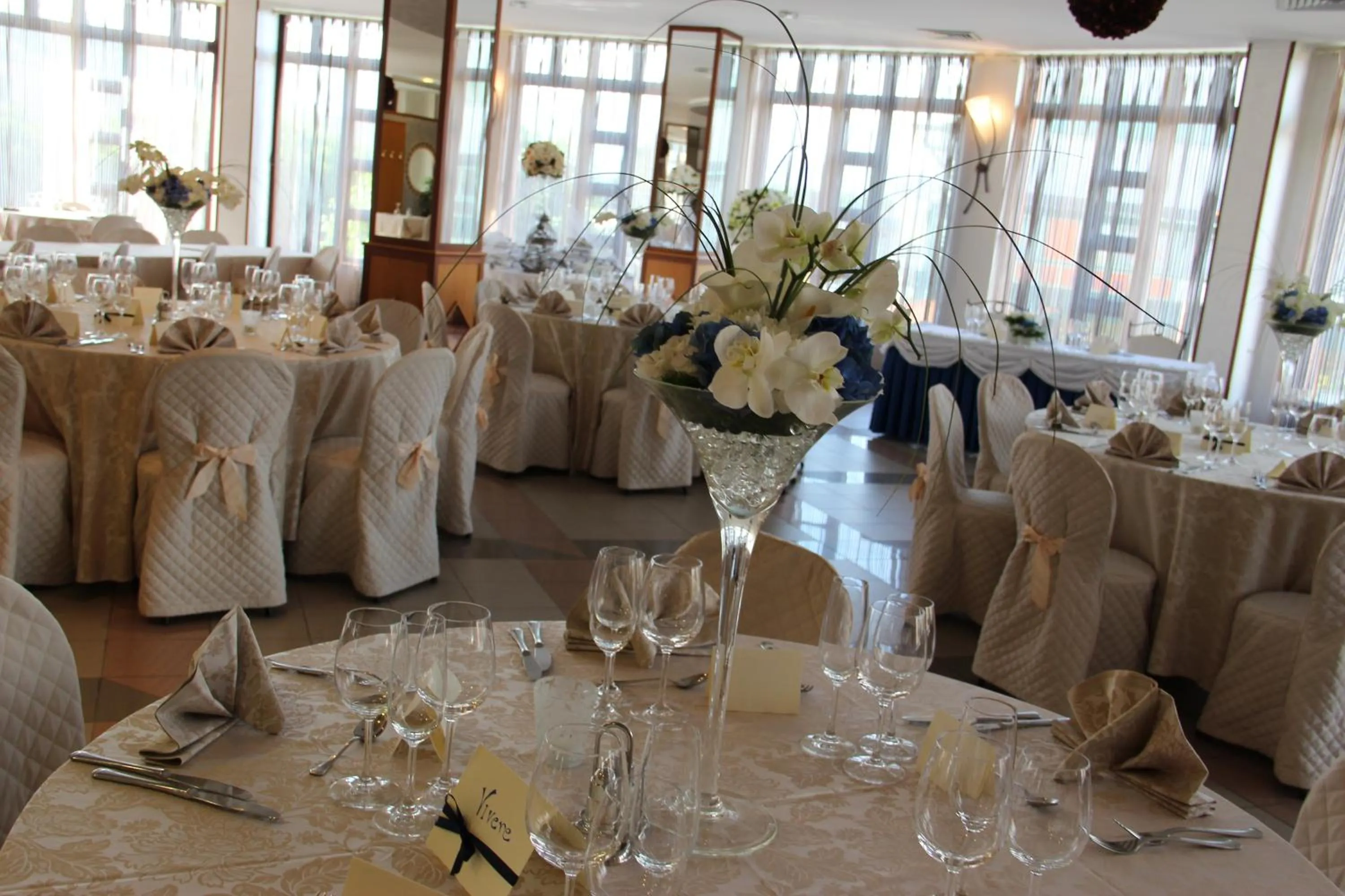 Restaurant/places to eat in Demy Hotel