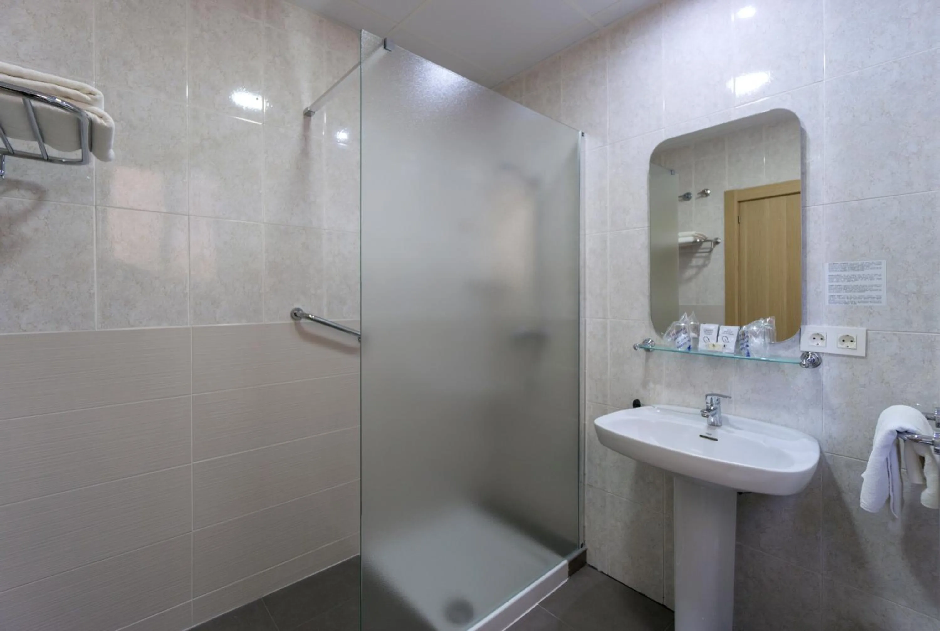 Shower in Hotel Sur Málaga