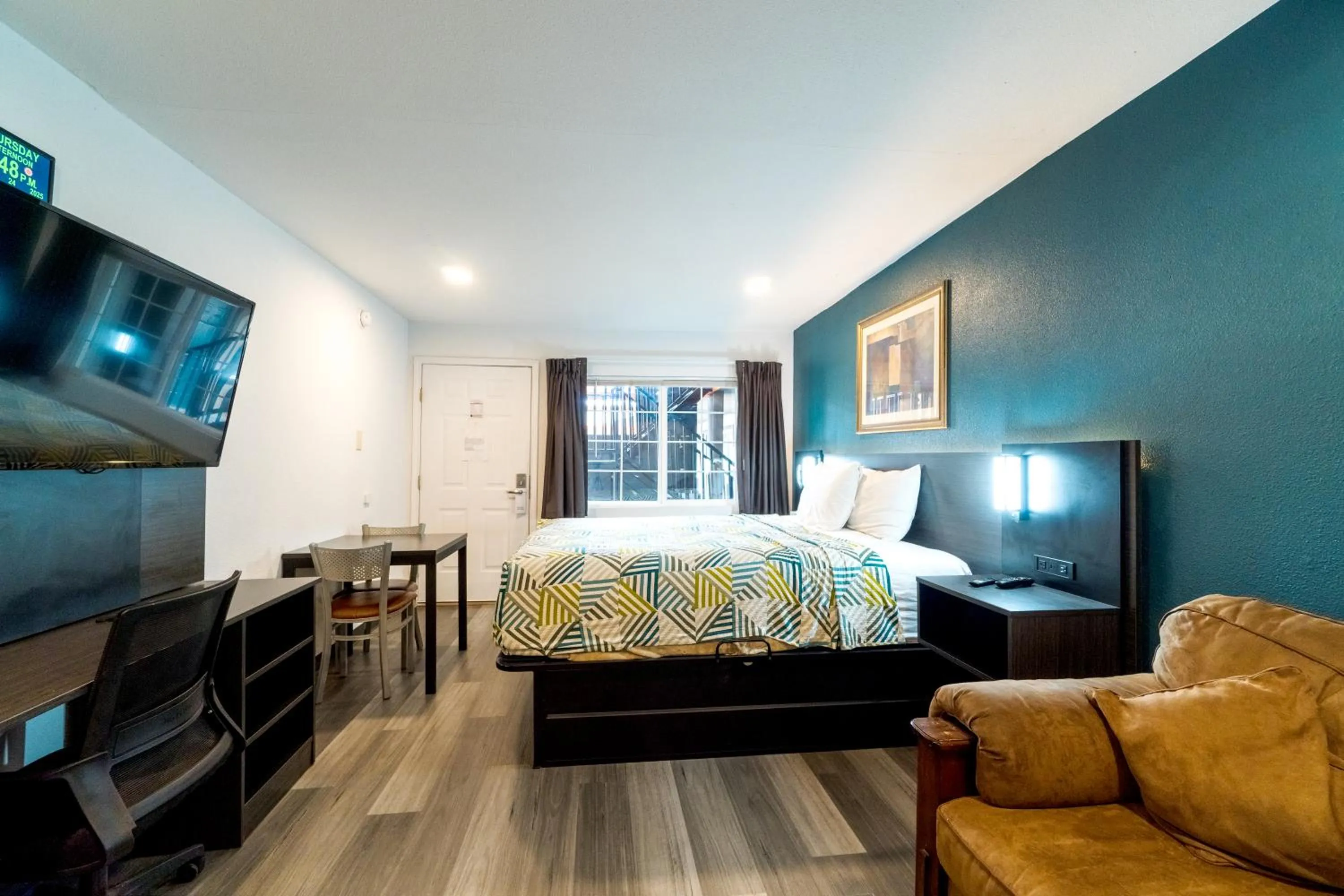 Seating area, Bed in Town Place Studio