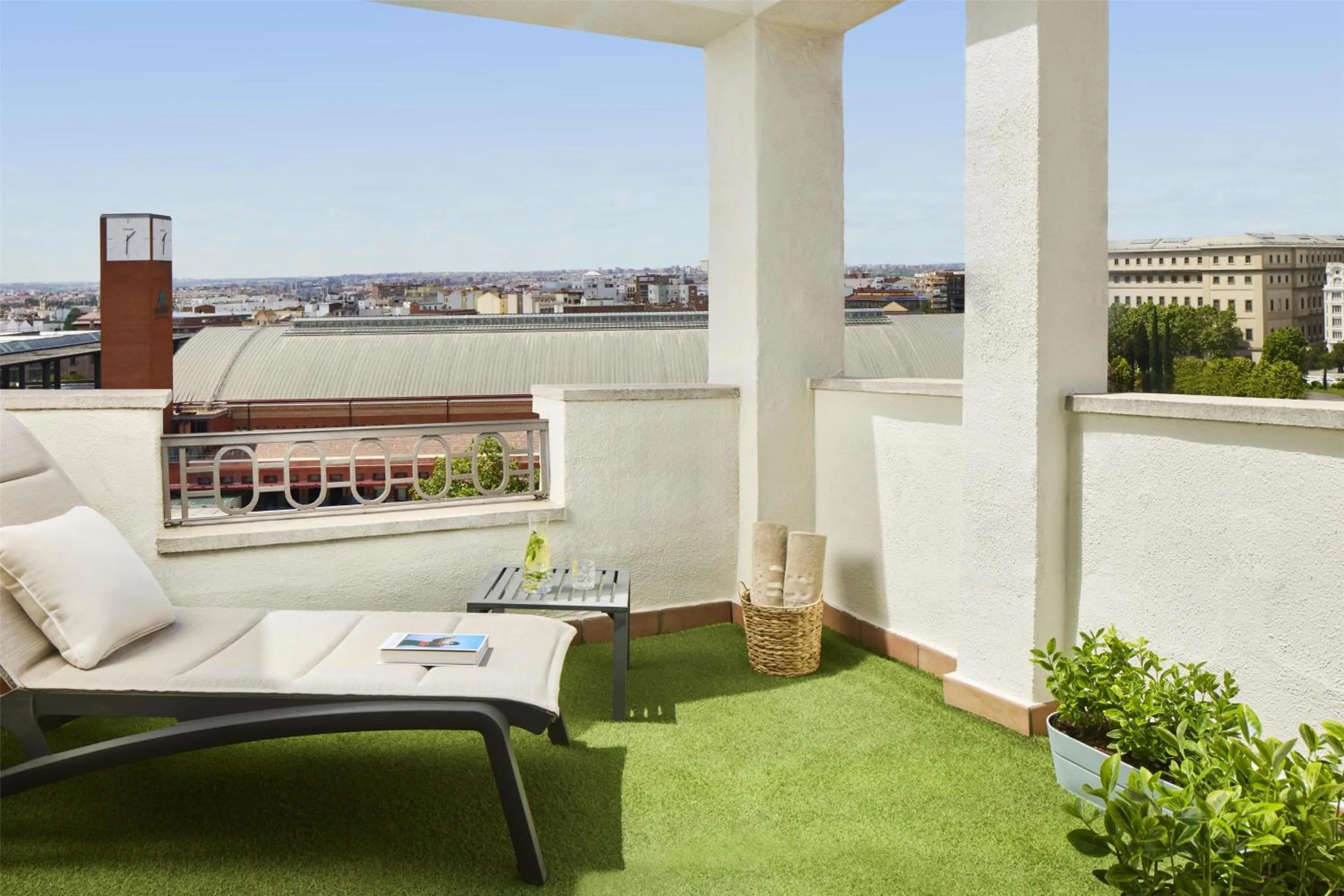 Lounge or bar in NH Madrid Atocha