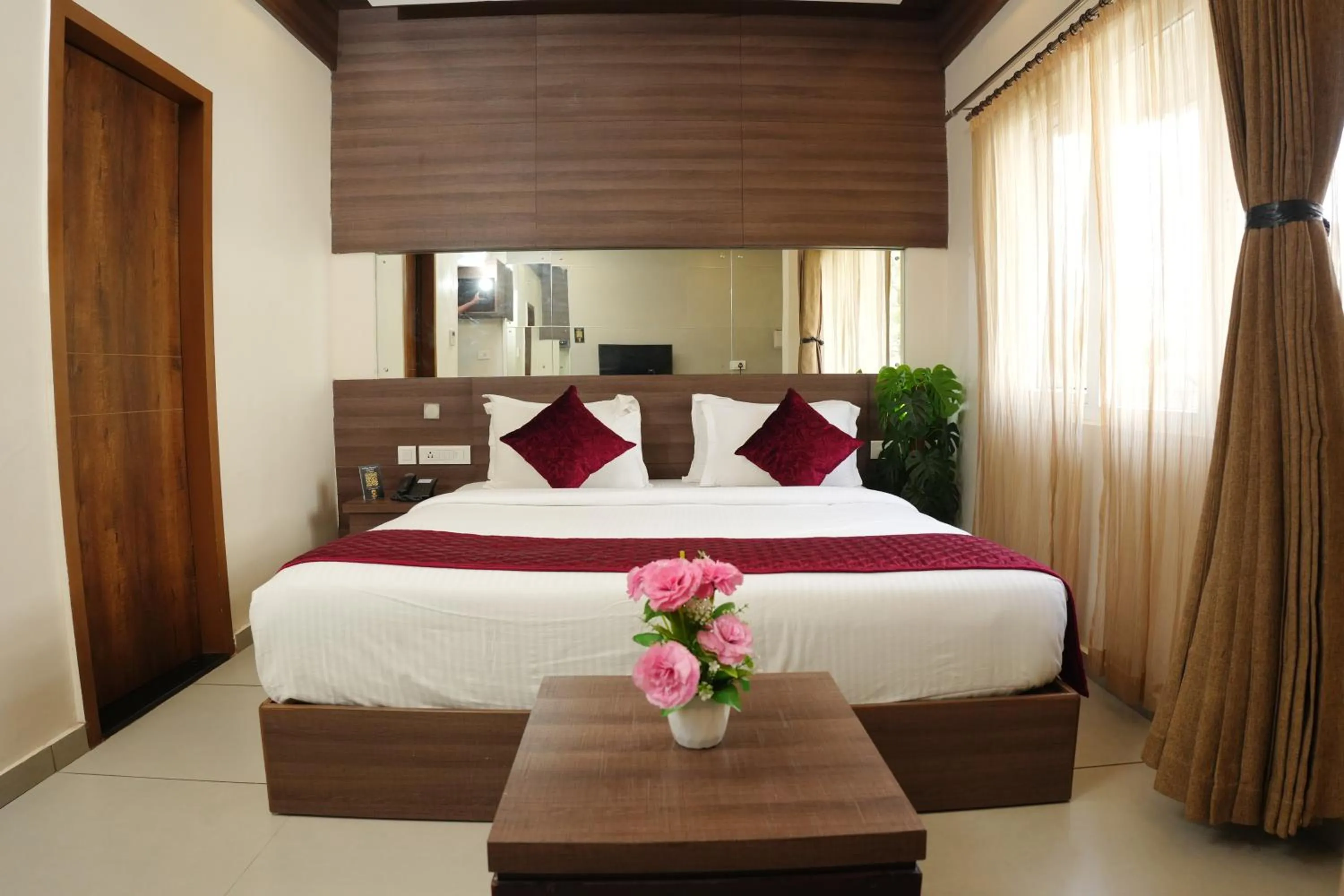 Bedroom, Bed in Hotel Palmyra Grand Inn - Kochi