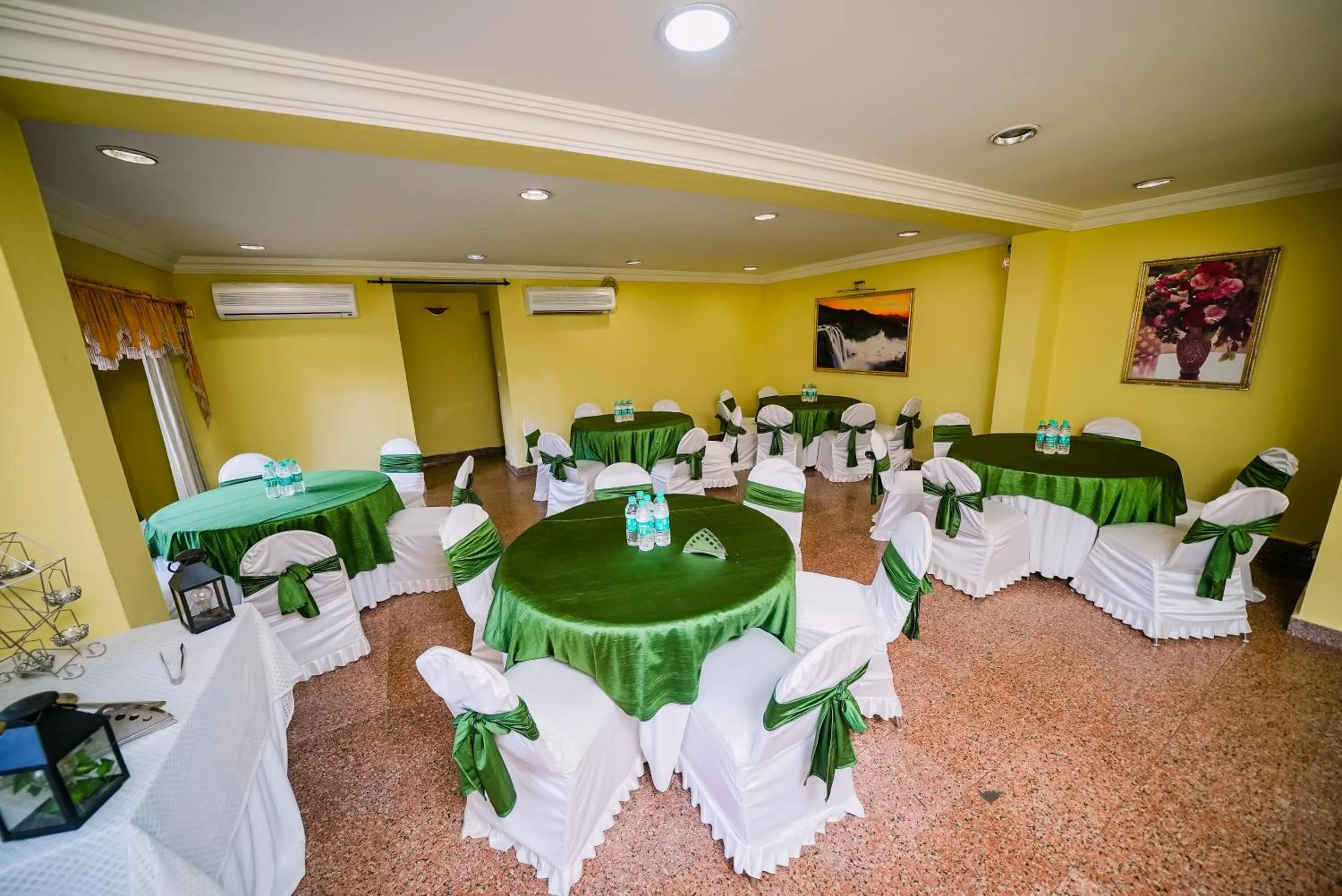 Restaurant/places to eat in Hotel Palmyra Grand Inn - Kochi