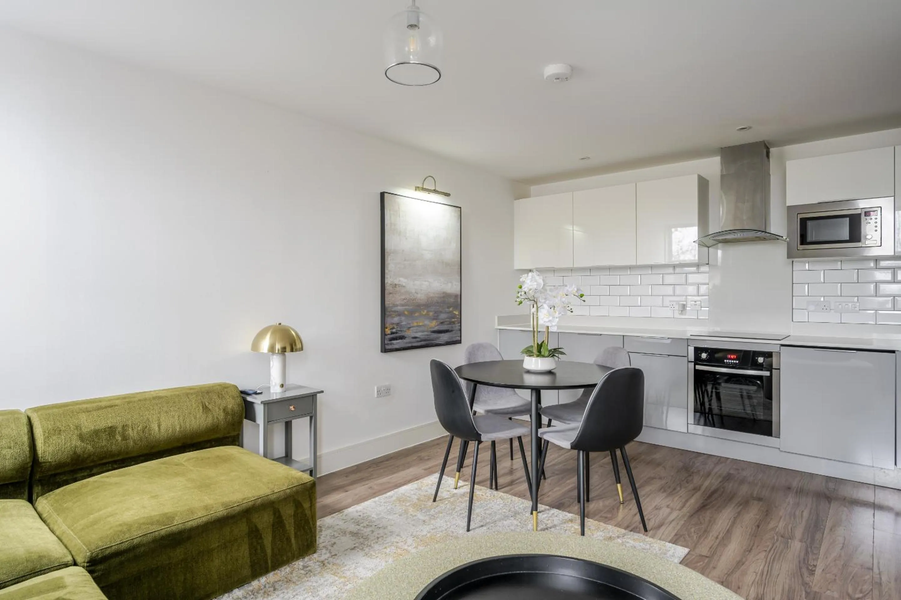 Kitchen or kitchenette in Luxurious 2 Bed Apartment with Free Parking, Sky Sports & Netflix, Chelmsford City