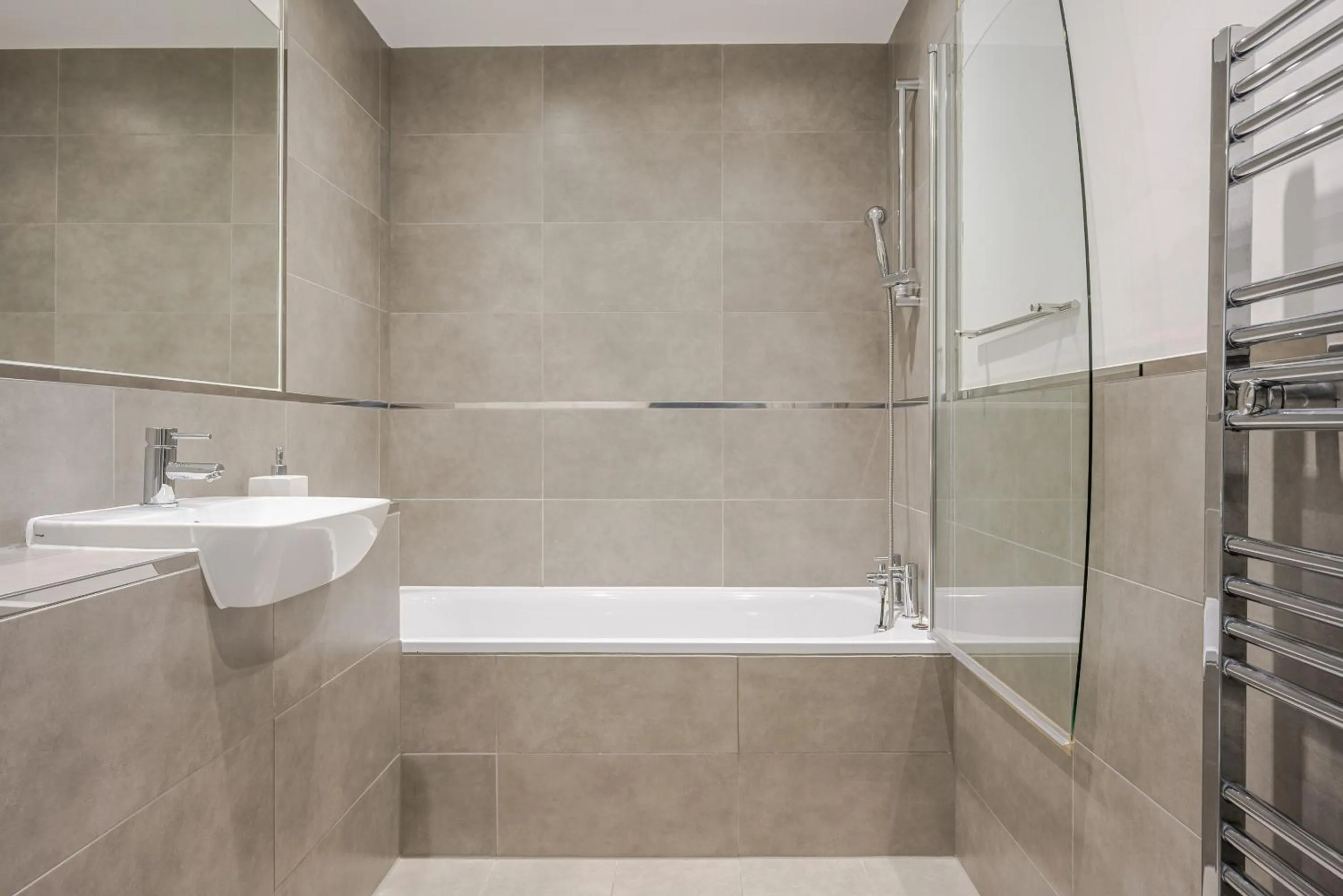 Bedroom in Luxurious 2 Bed Apartment with Free Parking, Sky Sports & Netflix, Chelmsford City