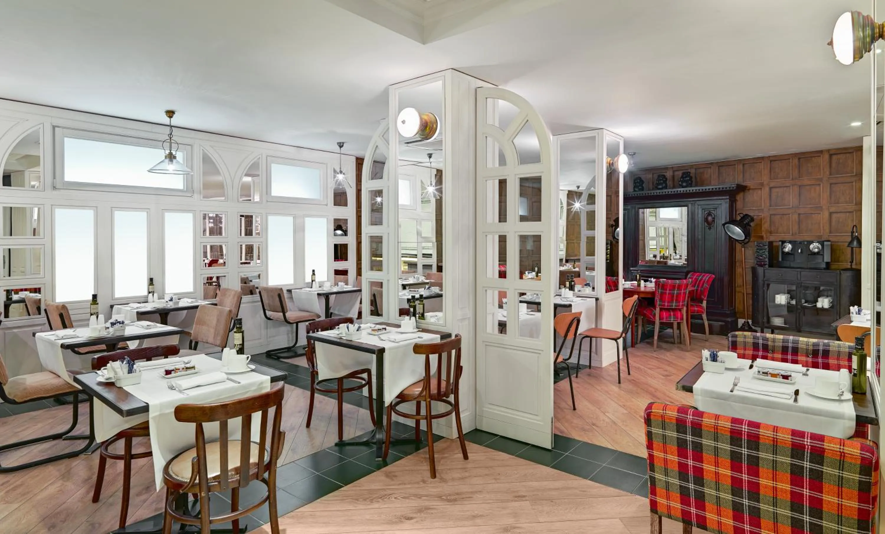 Restaurant/places to eat in Boutique Hotel H10 Montcada