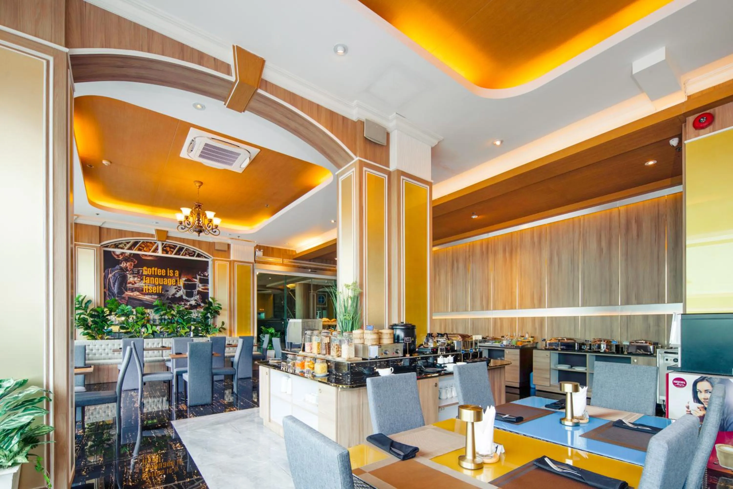 Restaurant/places to eat in Sira Grande Hotel & Spa, Patong