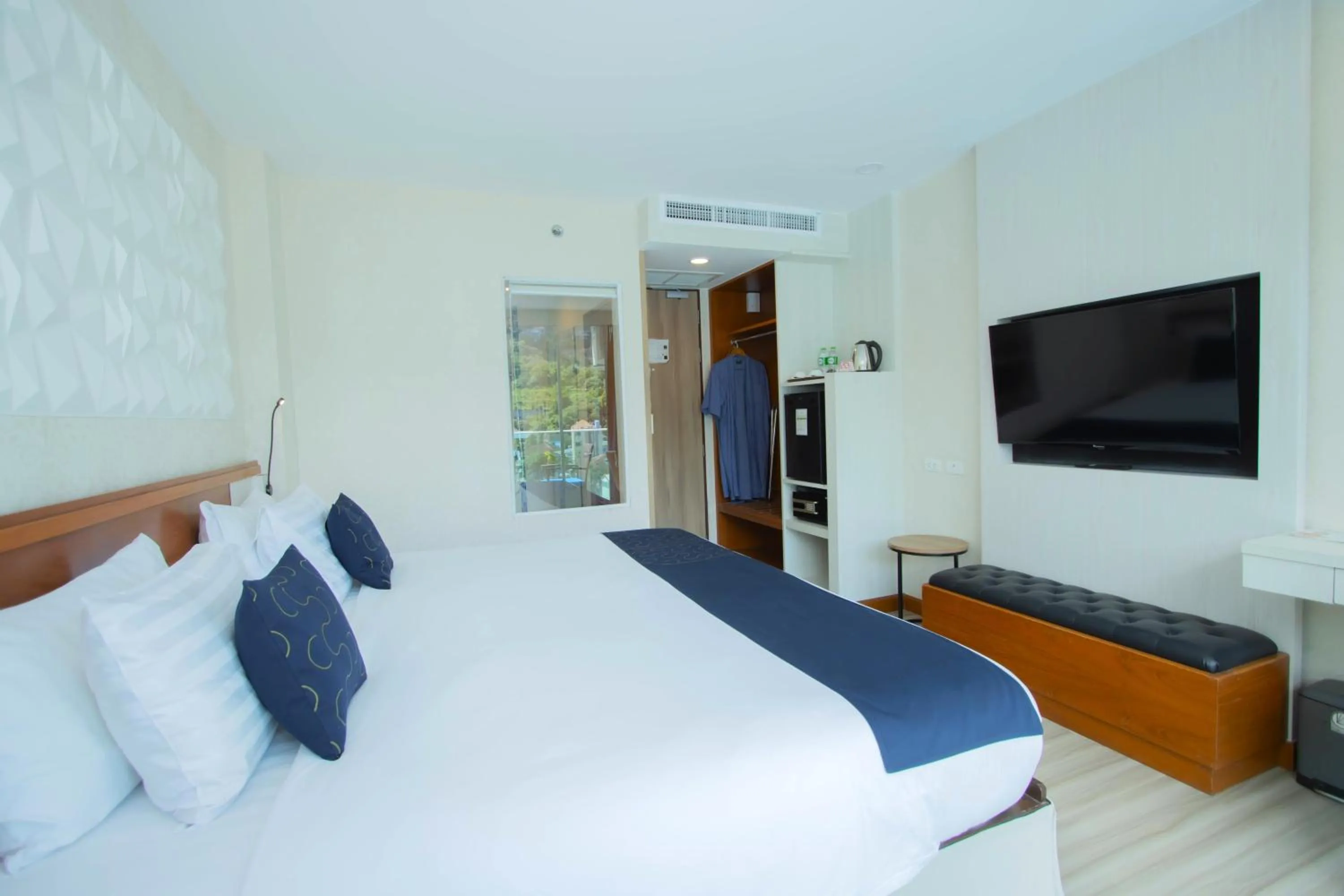 Communal lounge/ TV room, Bed in Sira Grande Hotel & Spa, Patong