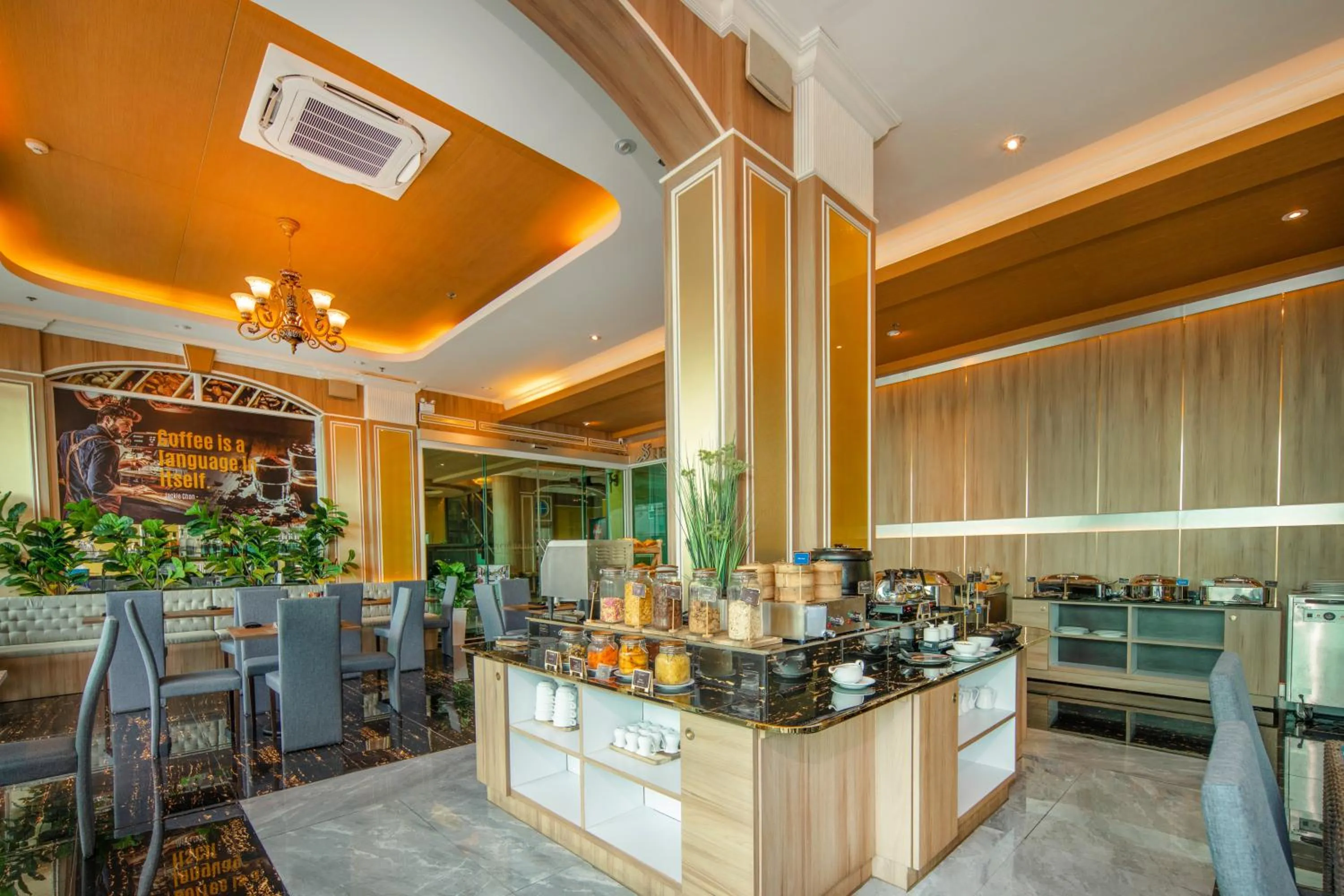 Restaurant/places to eat in Sira Grande Hotel & Spa, Patong