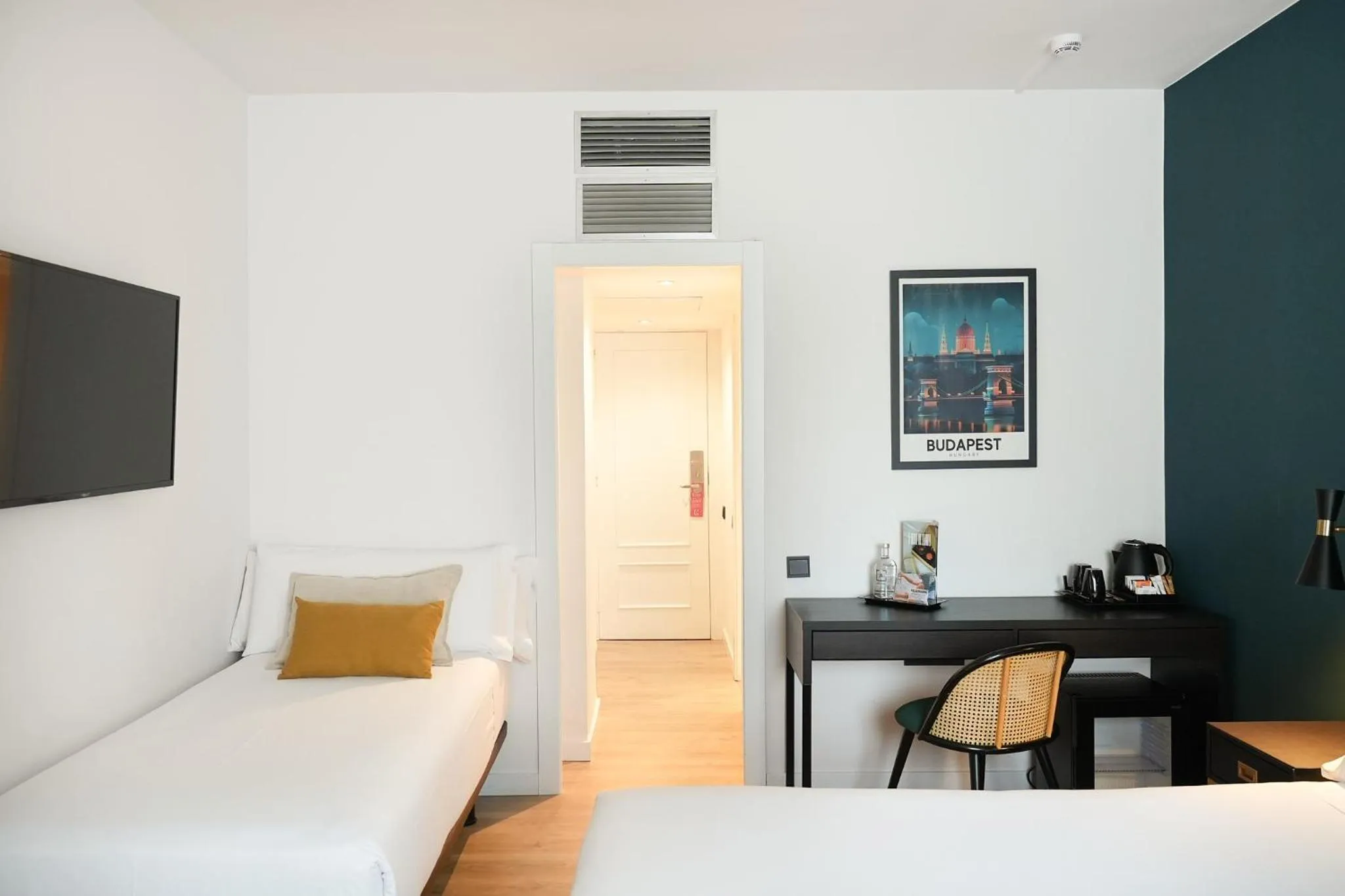 Photo of the whole room, Bed in Arenas Atiram Hotel