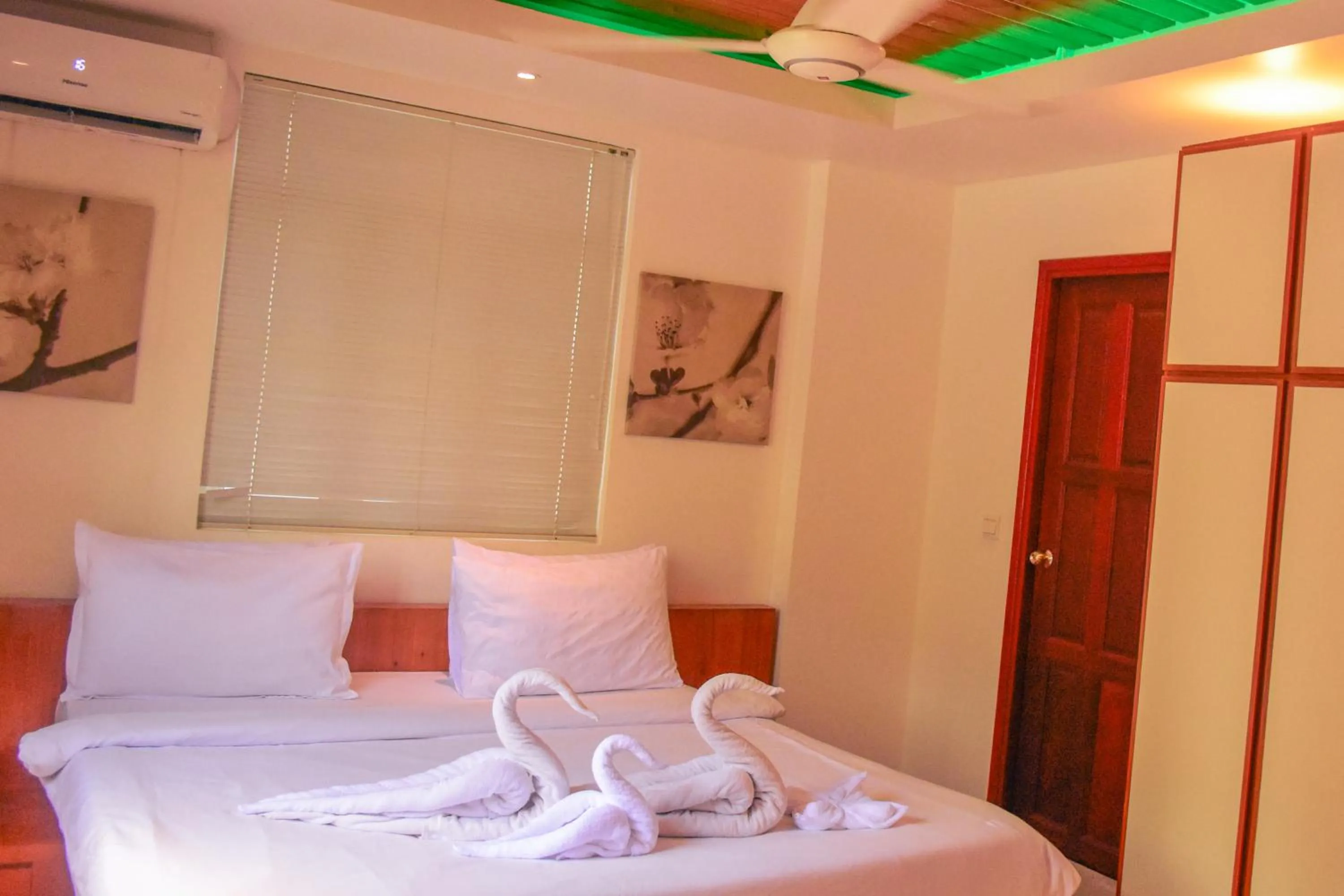 Bed in PINE LODGE MALDIVES