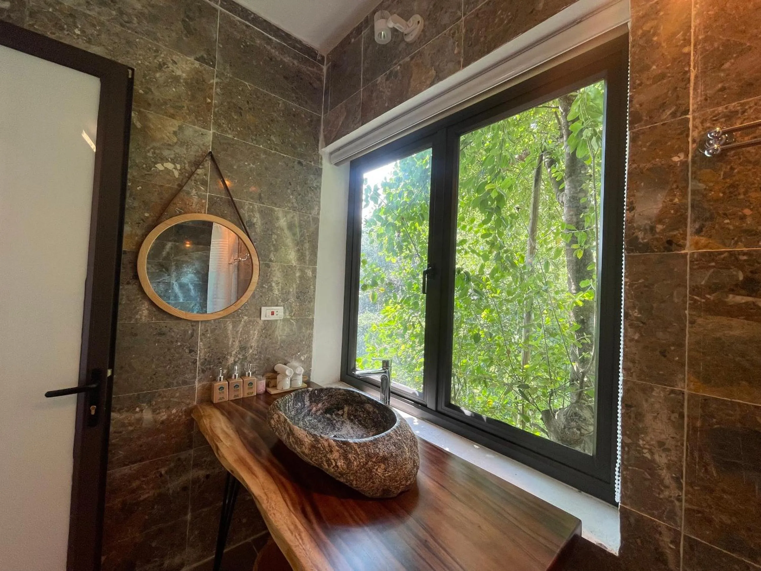 Shower in Ta Xua Ecolodge