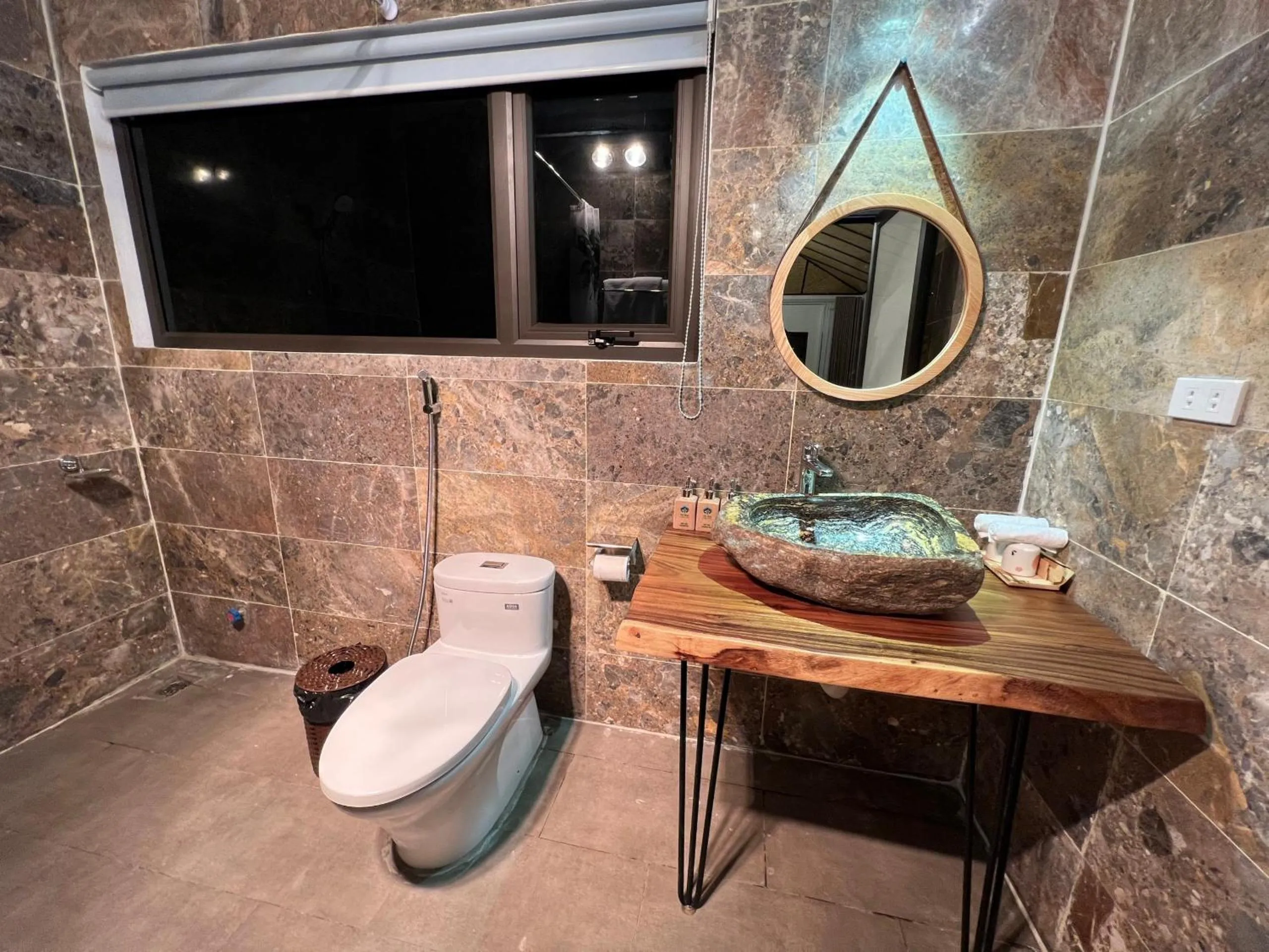 Shower in Ta Xua Ecolodge