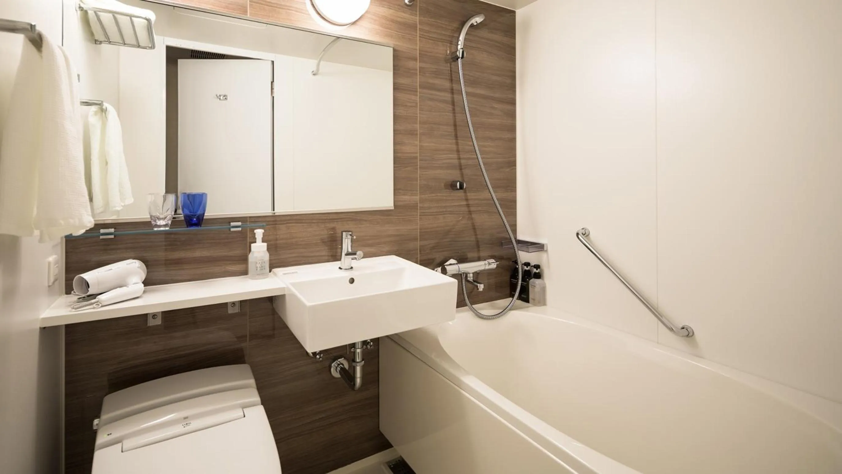 Shower in JR-East Hotel Mets Funabashi