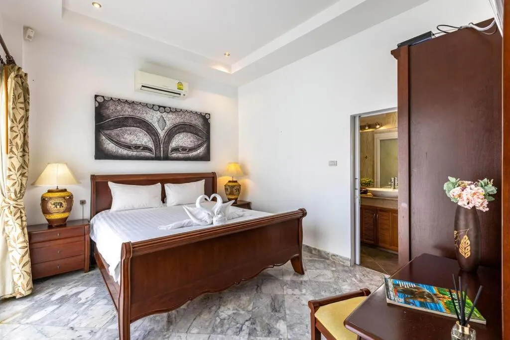 Bed in Private 3 Bedroom Pool Villa PP10