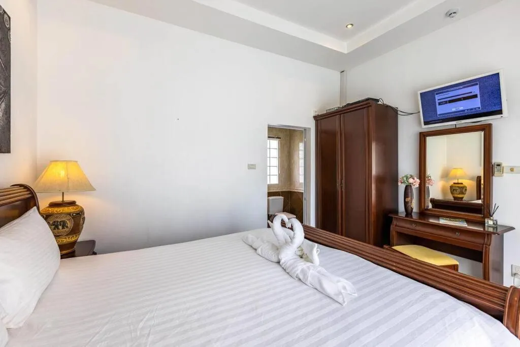 Bed in Private 3 Bedroom Pool Villa PP10