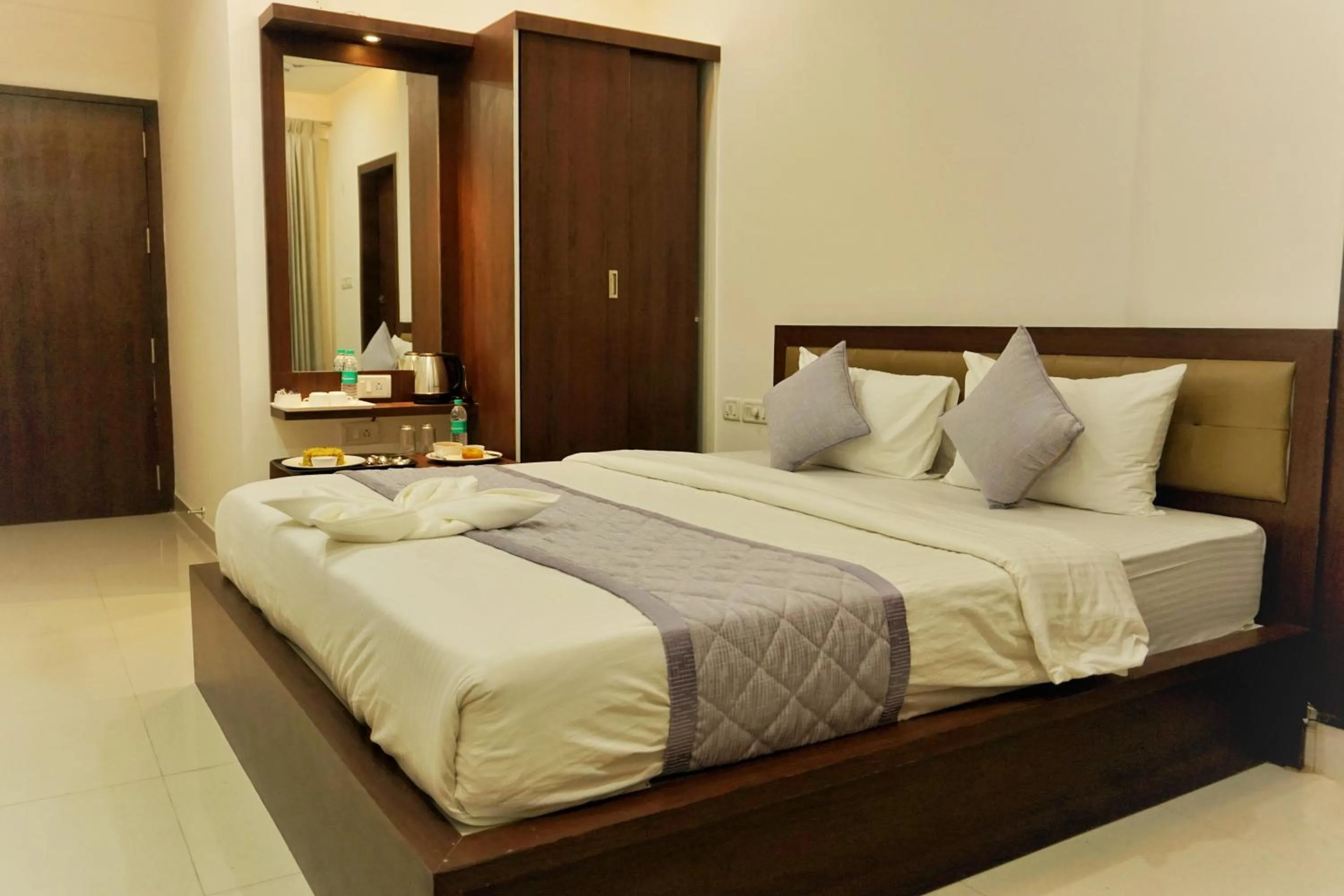 Bedroom, Bed in Gateway Inn