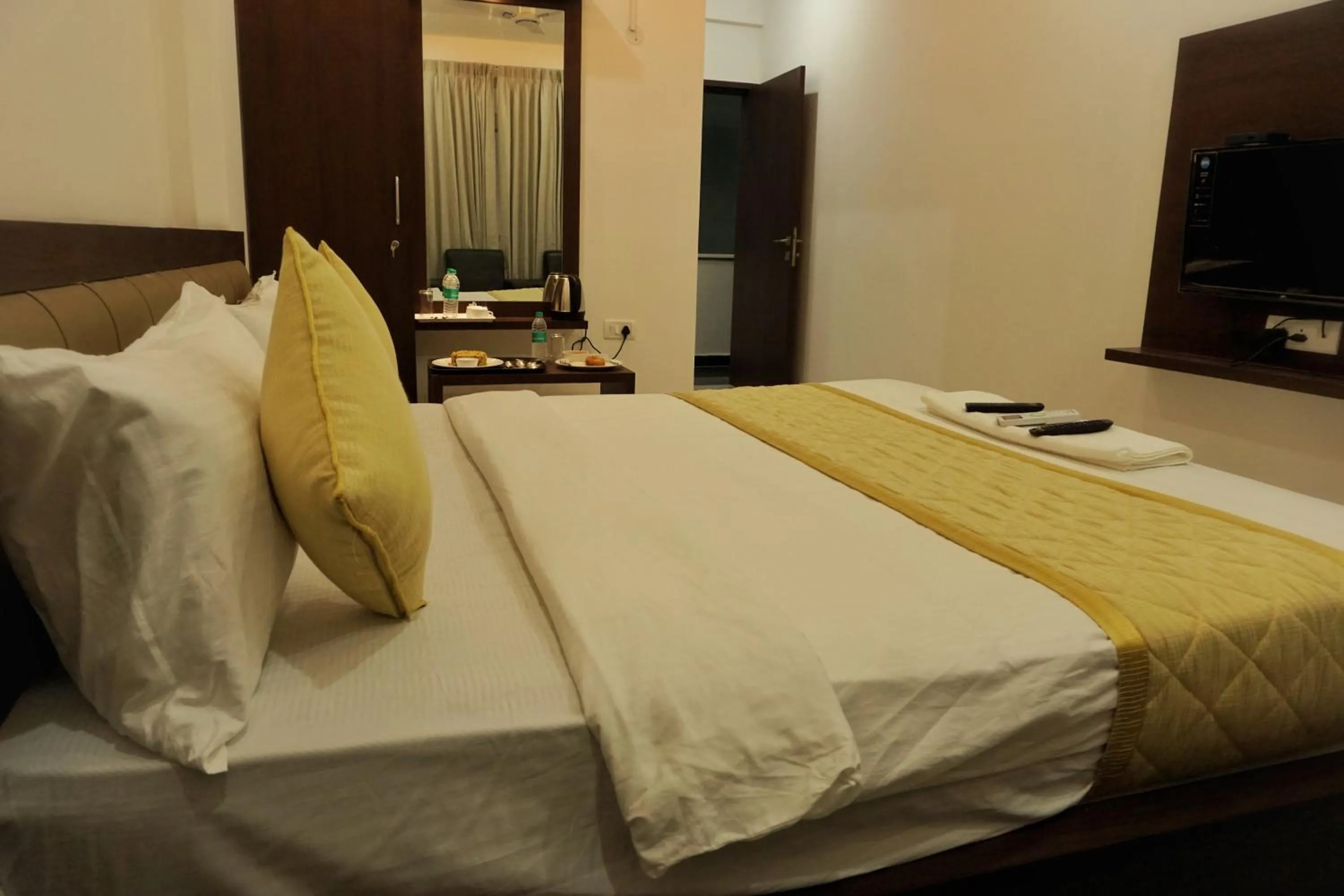 Photo of the whole room, Bed in Gateway Inn