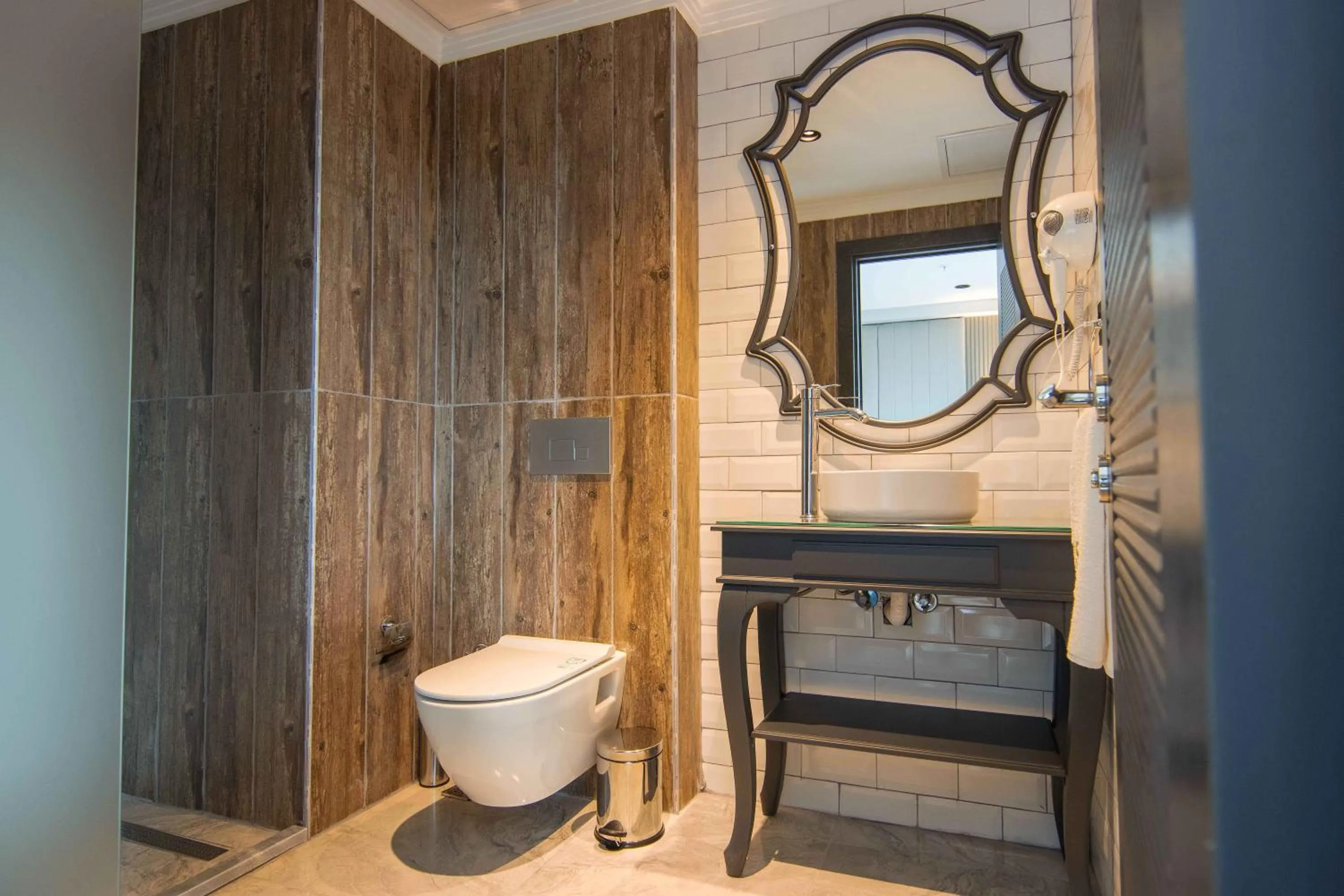 Shower in SHERLOCK HOMES HOTELS