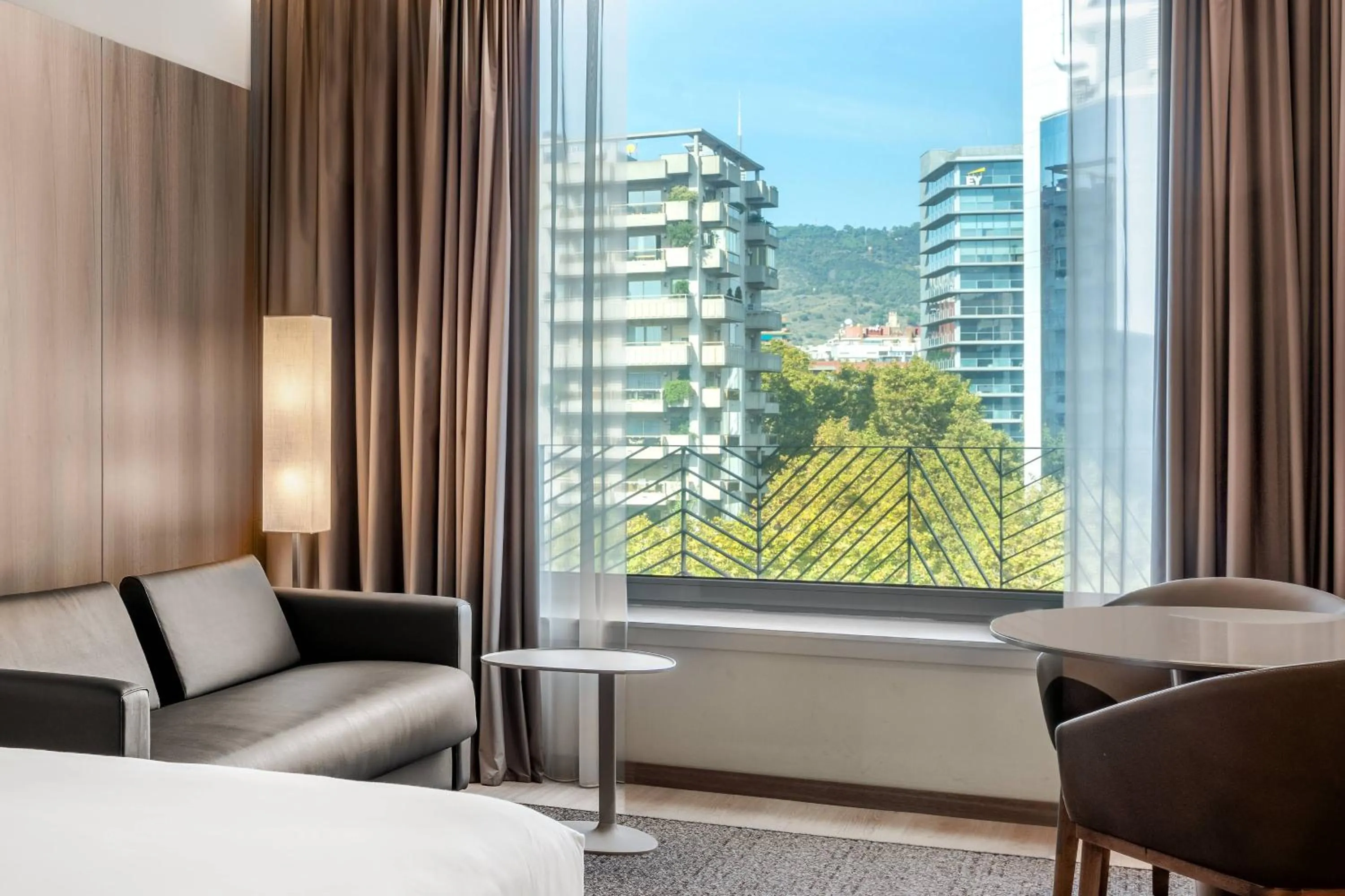 Photo of the whole room in AC Hotel Diagonal L'Illa by Marriott