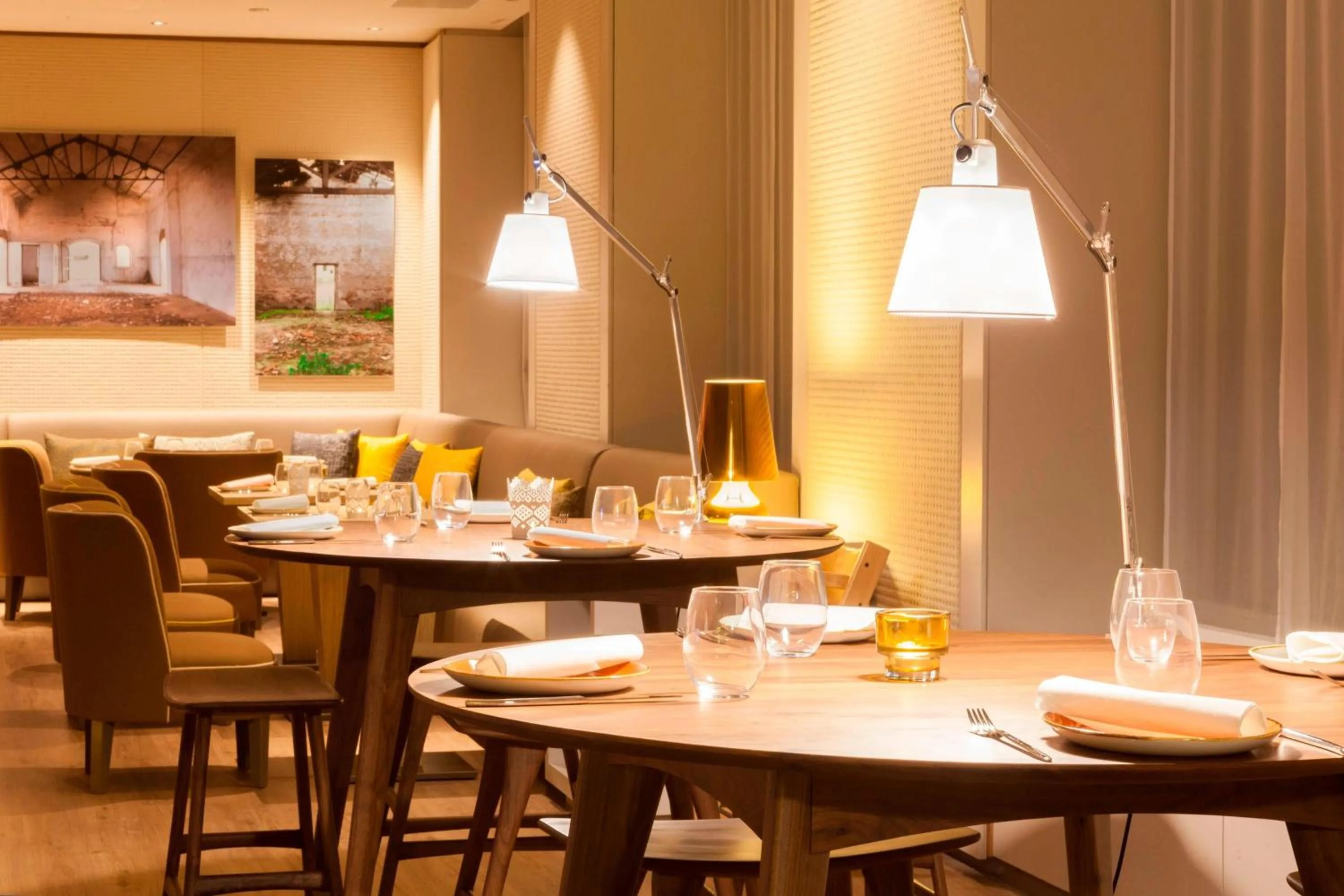 Lounge or bar in AC Hotel Diagonal L'Illa by Marriott