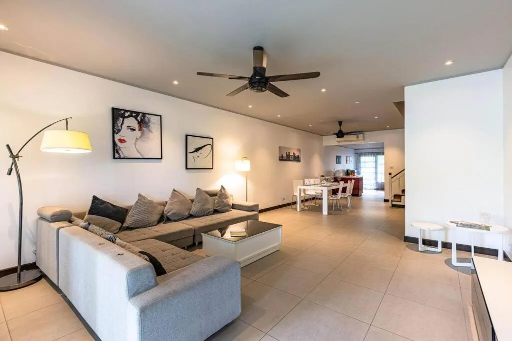 4 Bedroom Townhouse in Great Location! (BSS)