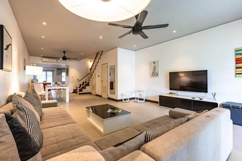 4 Bedroom Townhouse in Great Location! (BSS)