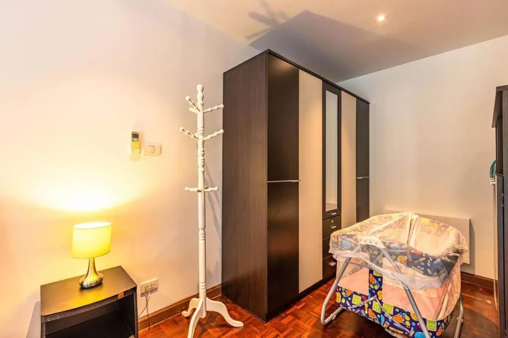 Bed in 4 Bedroom Townhouse in Great Location! (BSS)