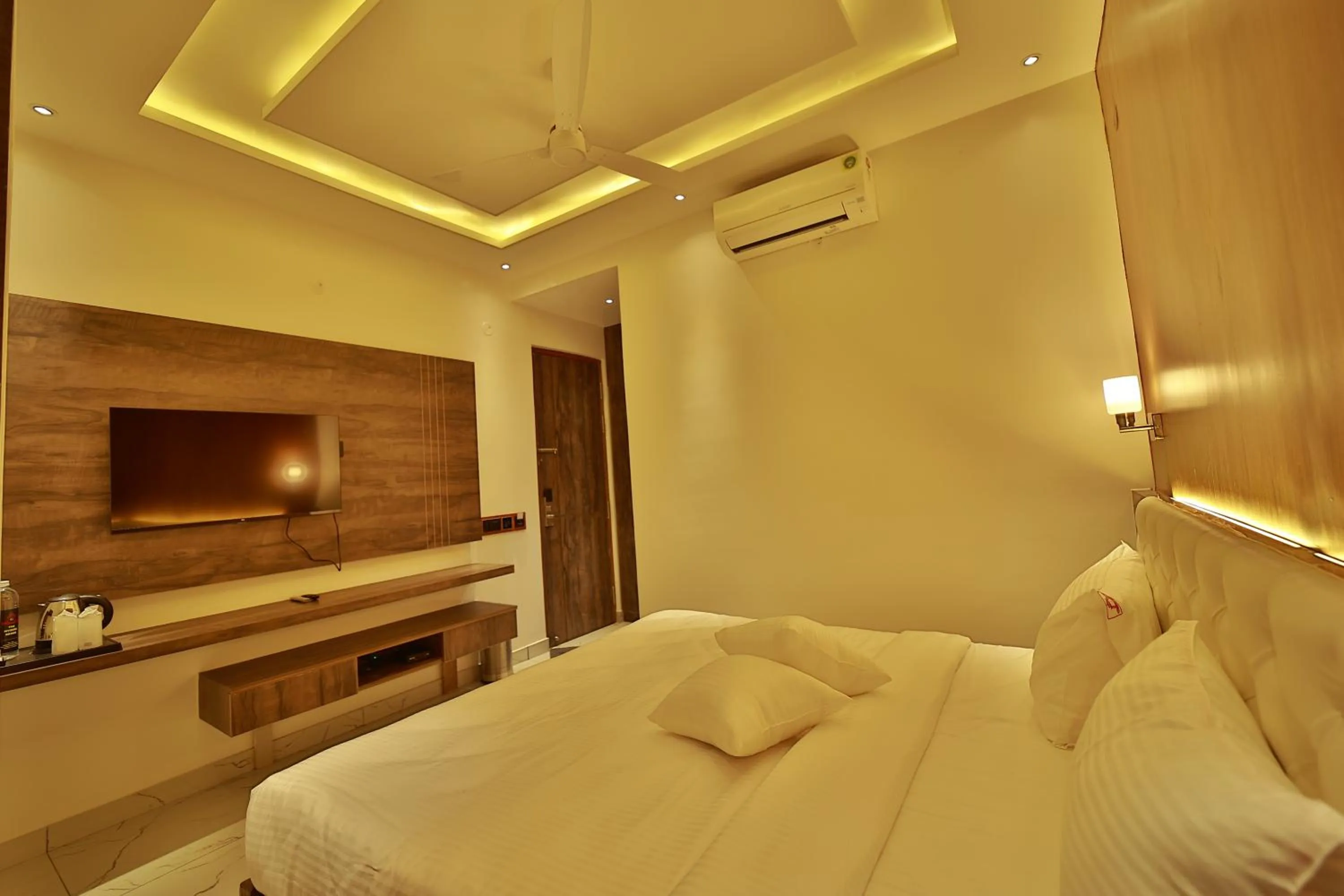 Photo of the whole room, Bed in The Mysore Grand