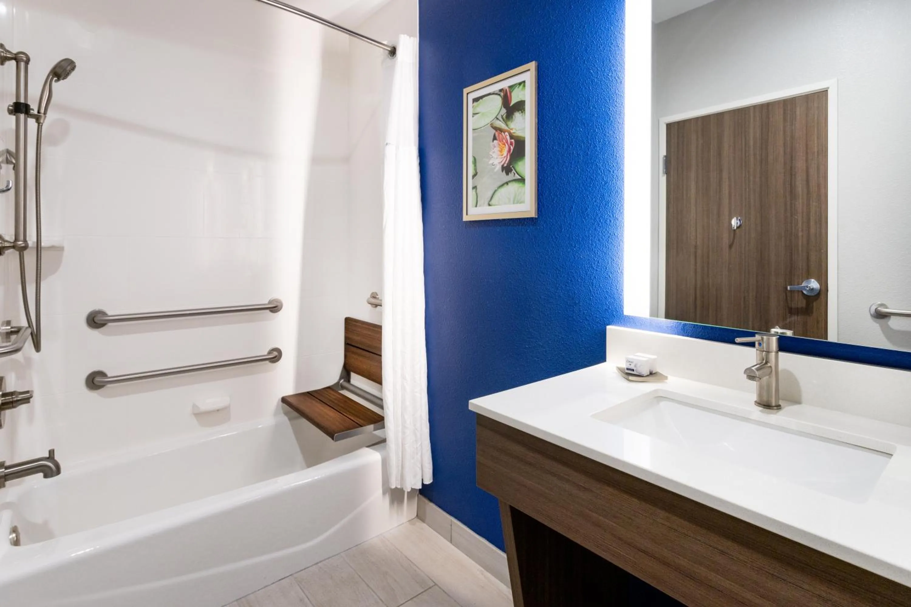 Bathroom in La Quinta Inn & Suites by Wyndham Valdosta