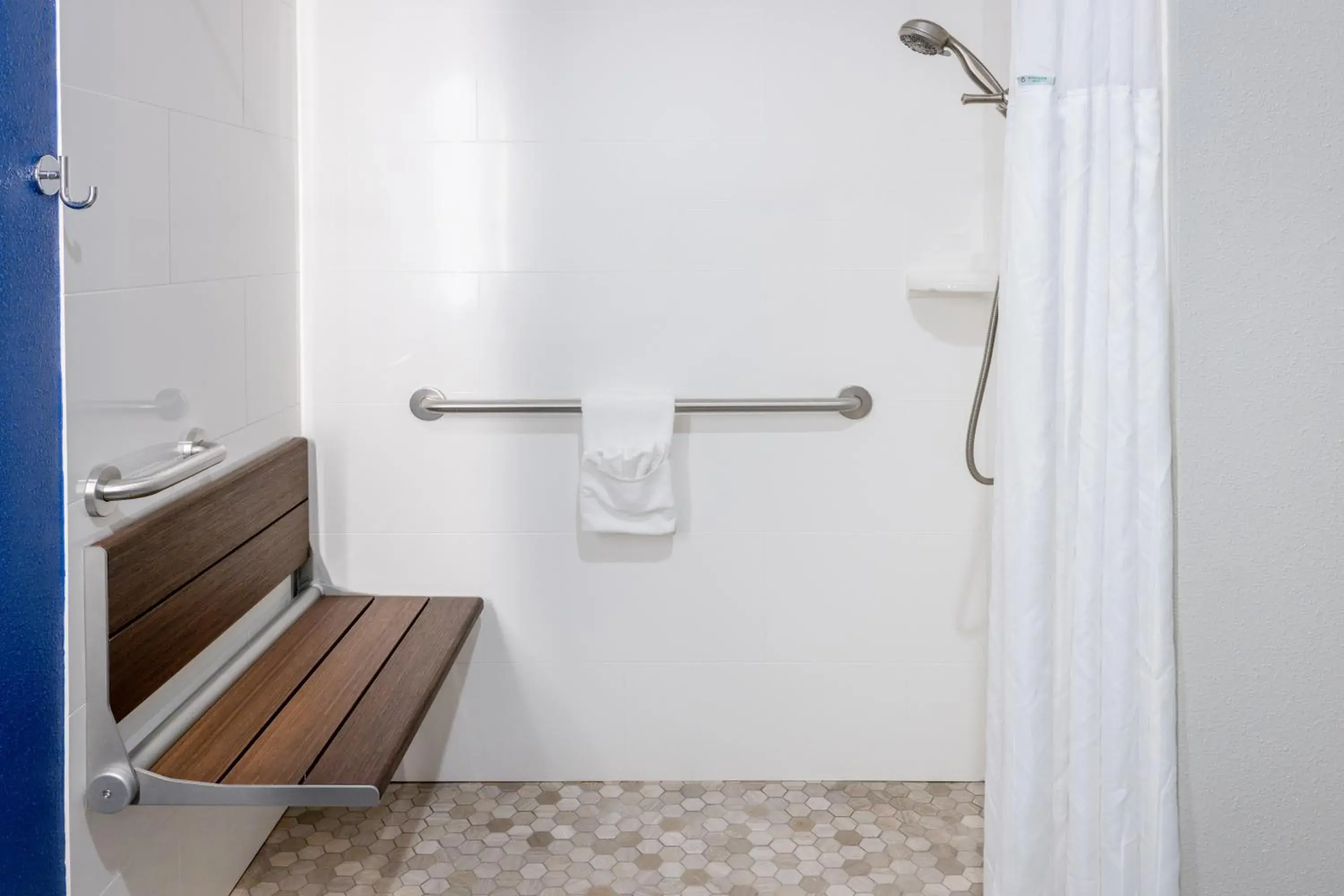 Queen Room with Mobility/Hearing Access and Roll-In Shower - Non-Smoking in La Quinta Inn & Suites by Wyndham Valdosta Queen Room with Mobility/Hearing Access and Roll-In Shower - Non-Smoking in La Quinta Inn & Suites by Wyndham Valdosta