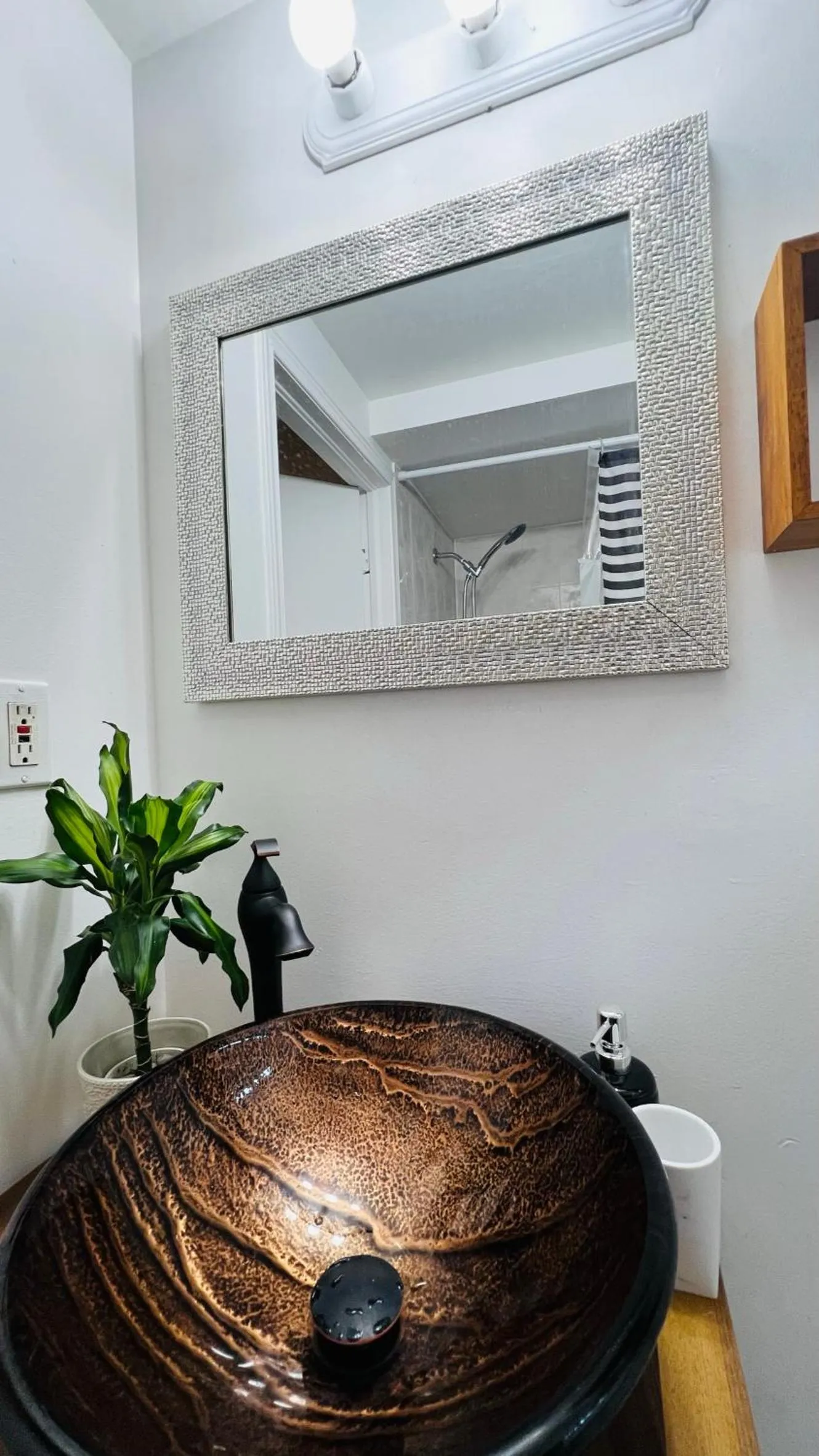 Bathroom in Toronto Bed & Breakfast - Free parking