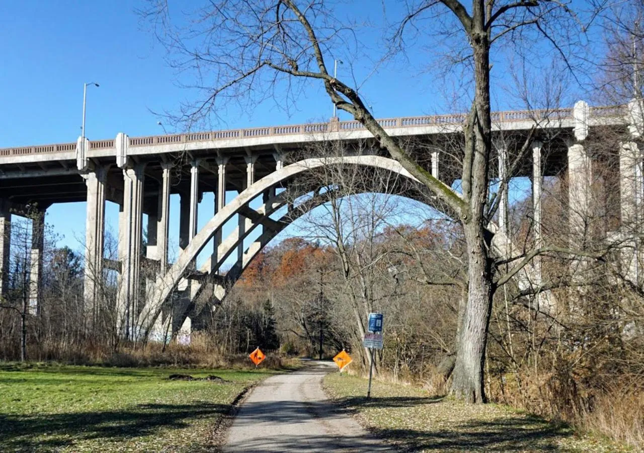 Toronto Bed & Breakfast - Free parking