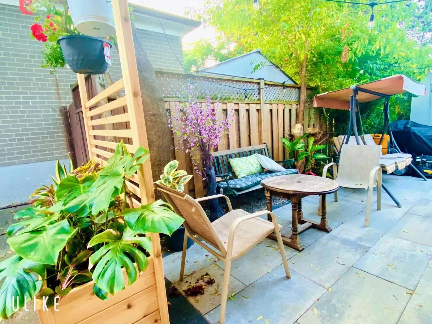 Toronto Bed & Breakfast - Free parking