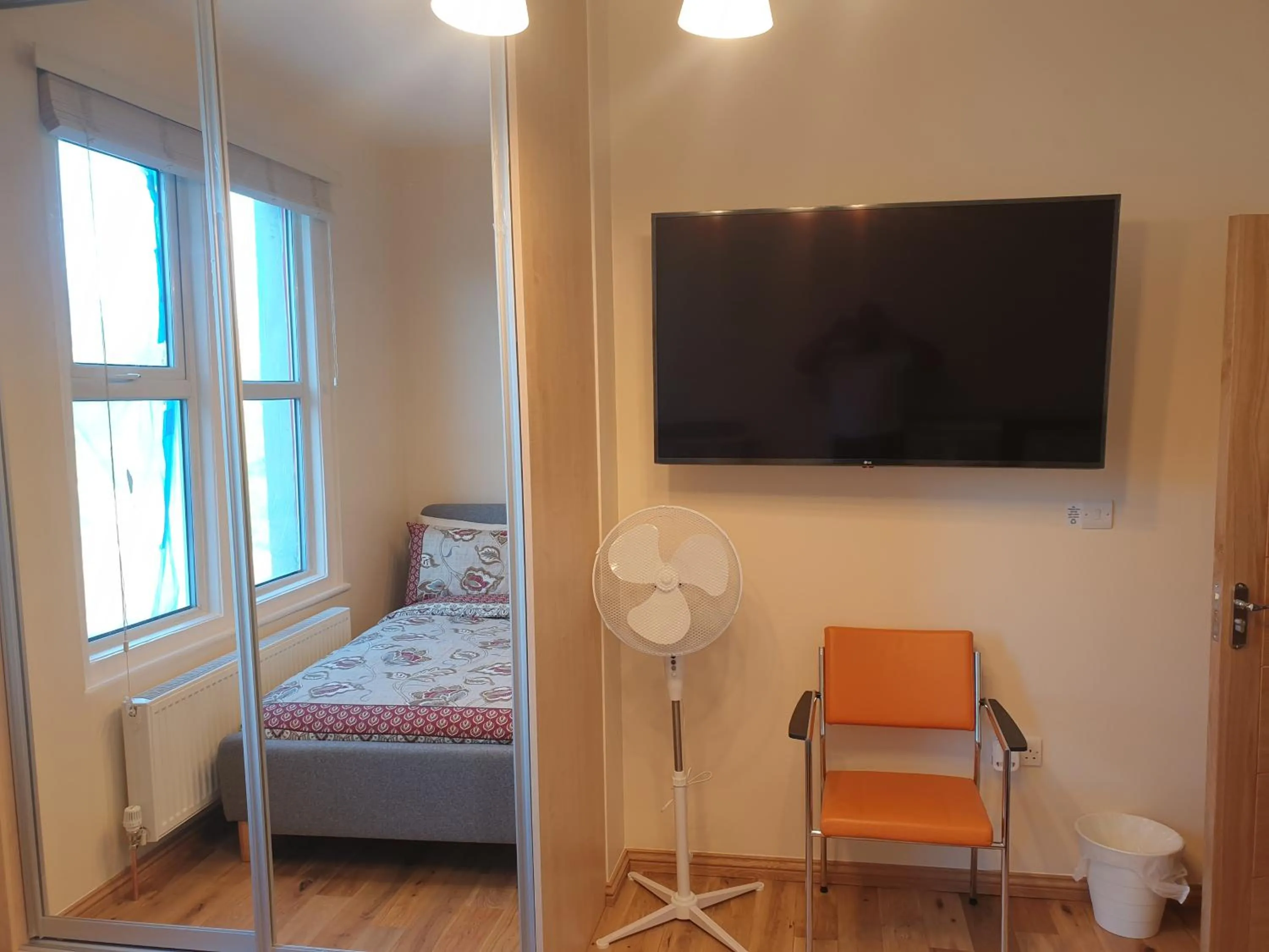 Bed in London Luxury Spacious 2 Bedroom Apartment 4 mins from Ilford Stn. FREE parking