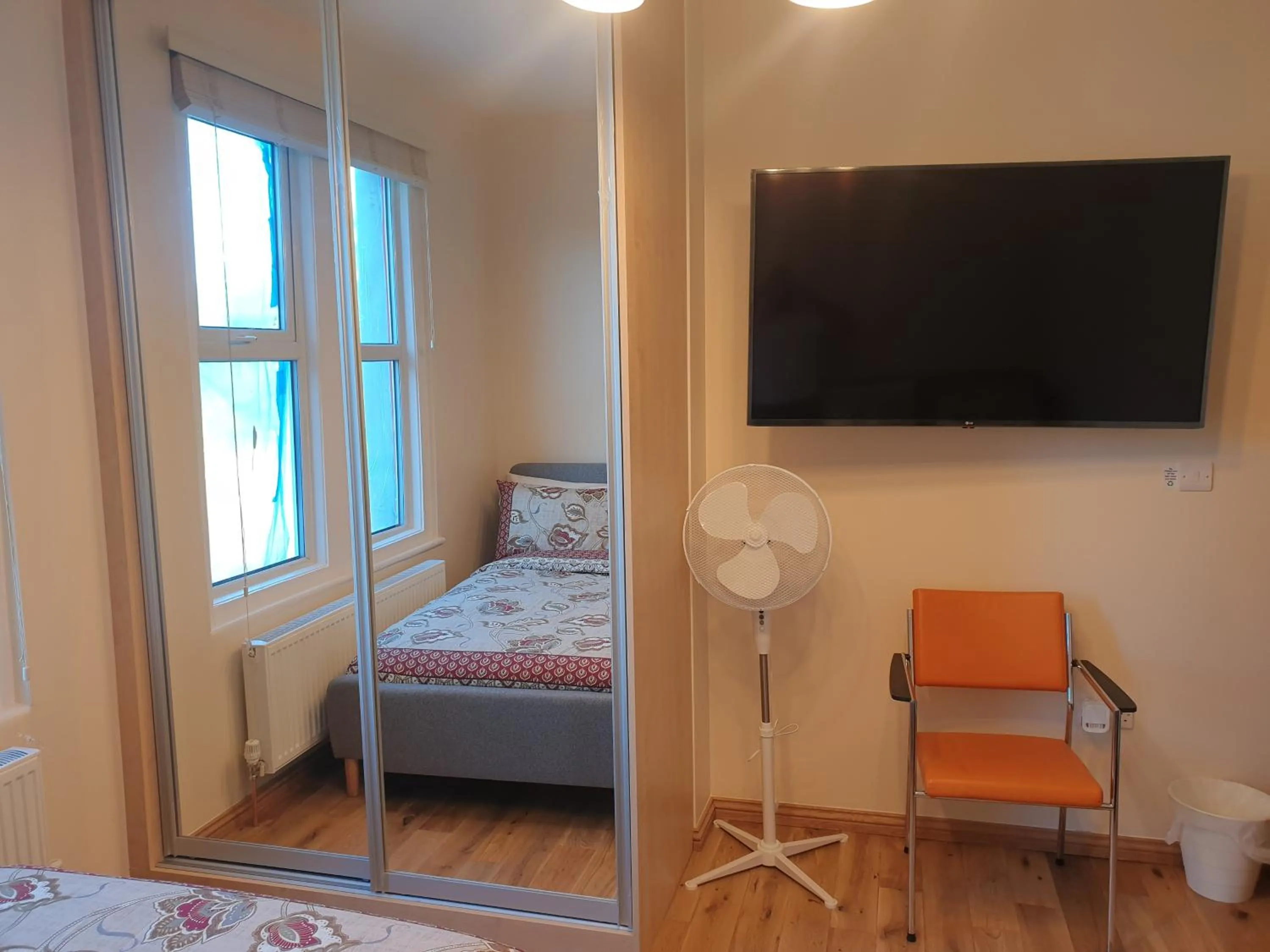 Bed in London Luxury Spacious 2 Bedroom Apartment 4 mins from Ilford Stn. FREE parking