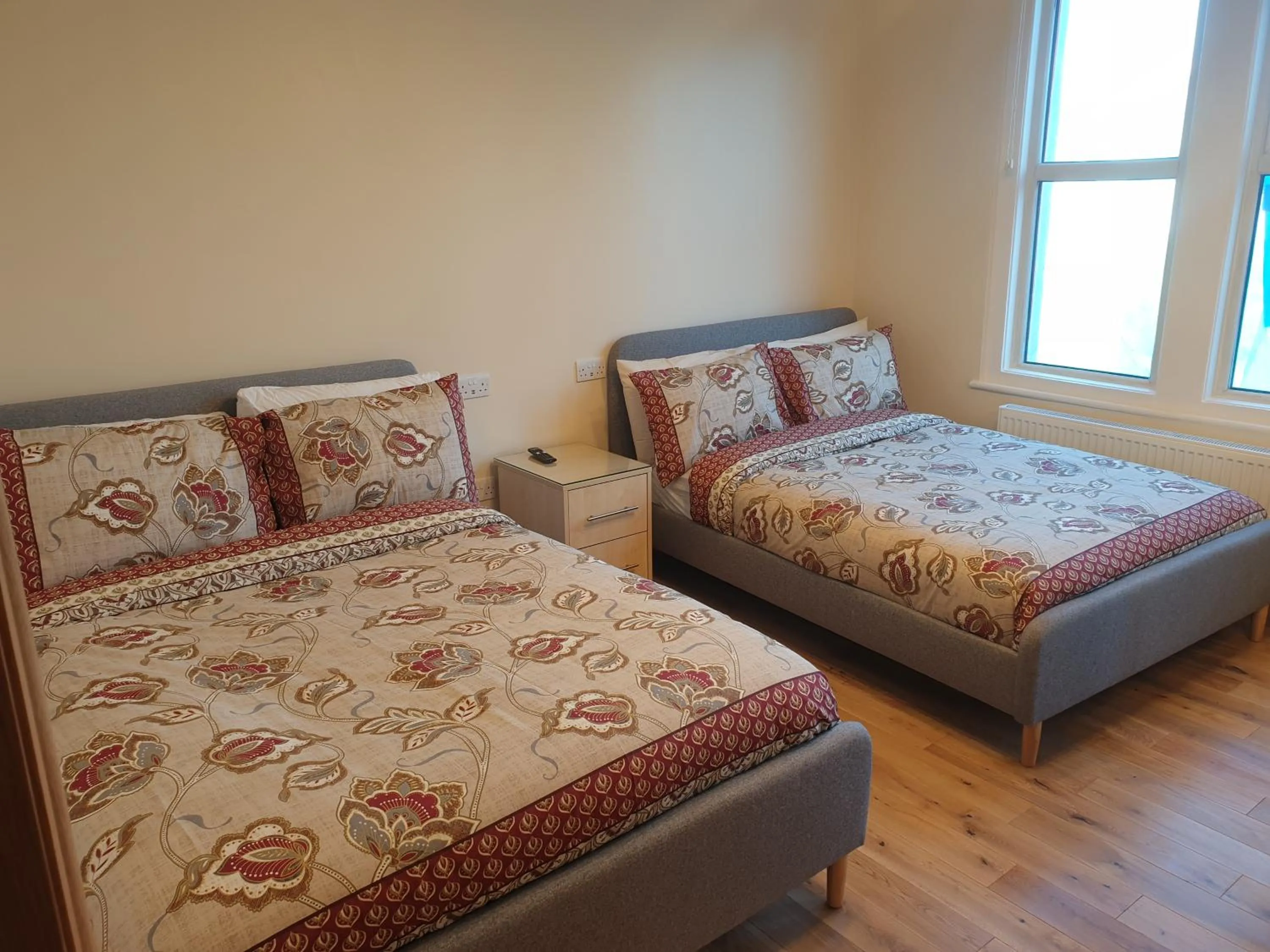 Bed in London Luxury Spacious 2 Bedroom Apartment 4 mins from Ilford Stn. FREE parking