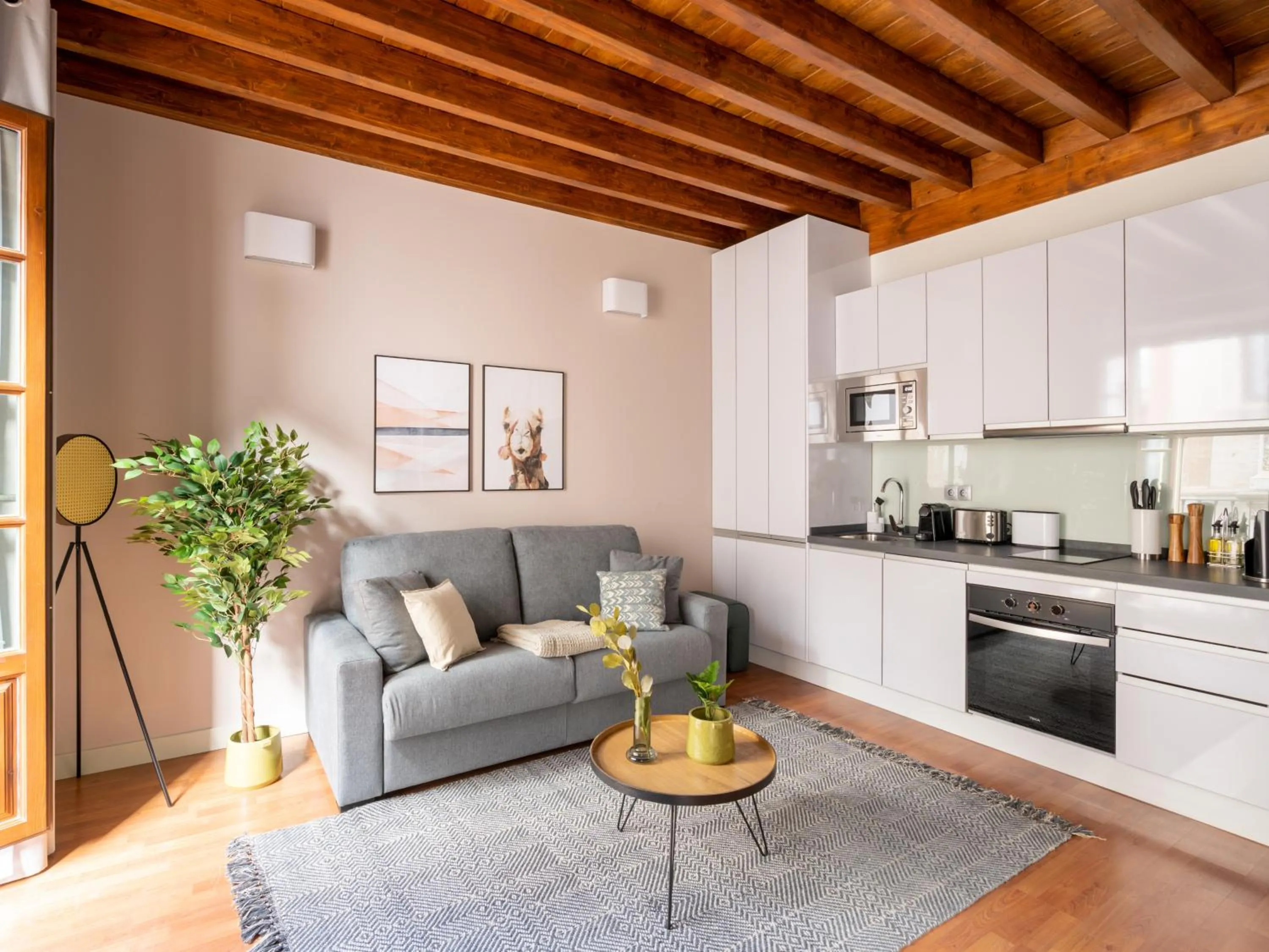 Seating area in Limehome Granada Calle Mirasol