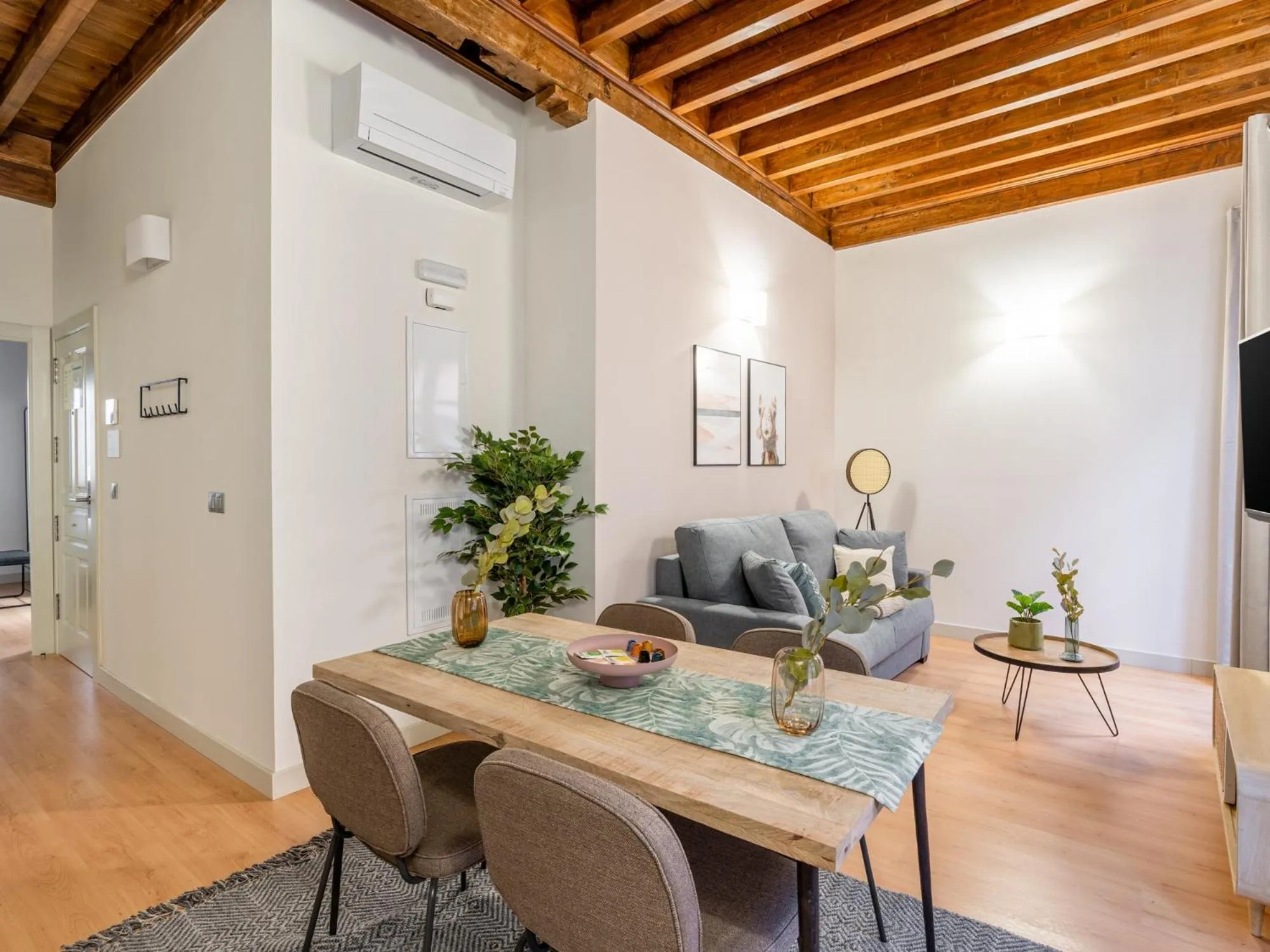 Seating area in Limehome Granada Calle Mirasol