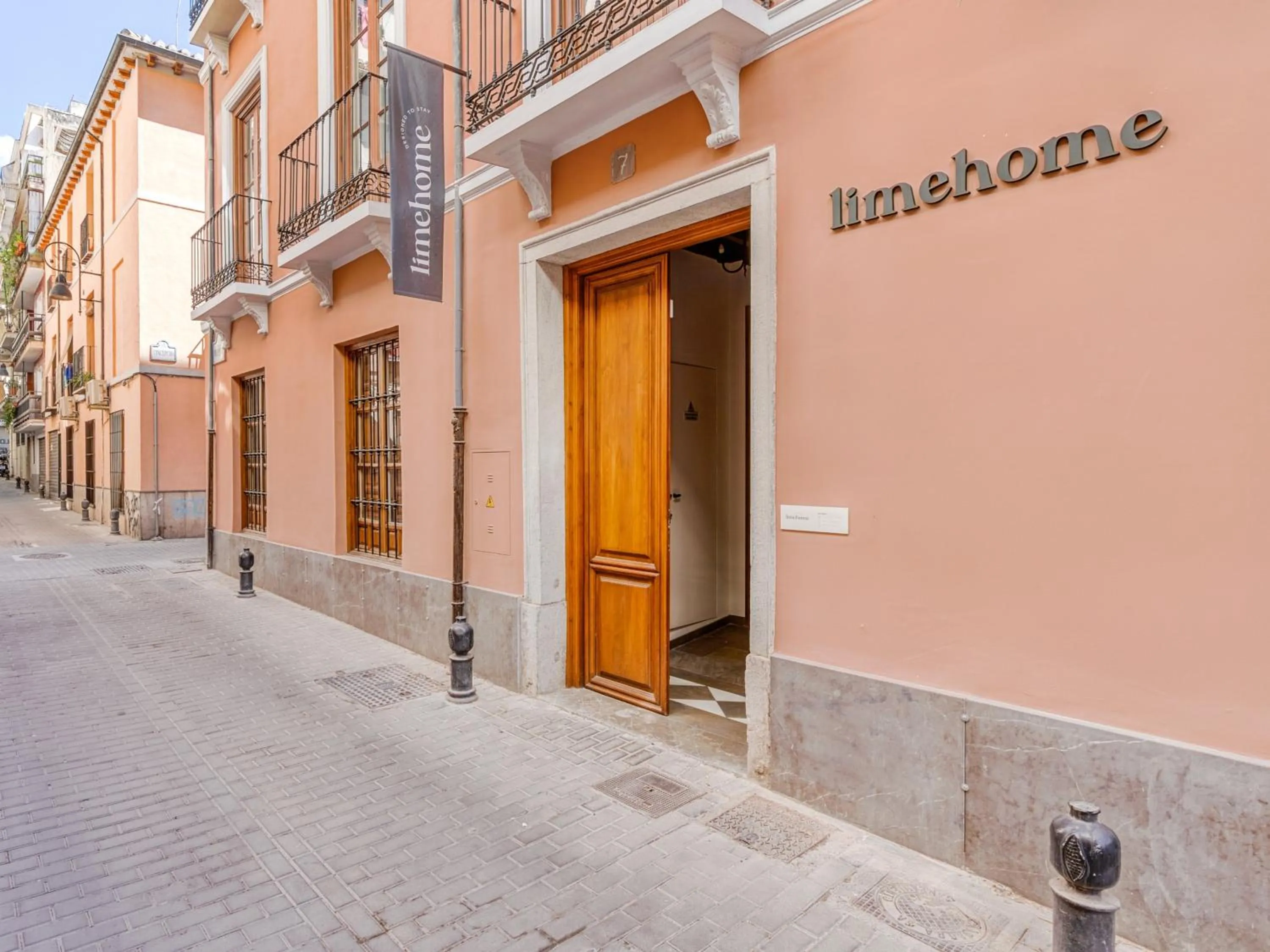 Property building in Limehome Granada Calle Mirasol
