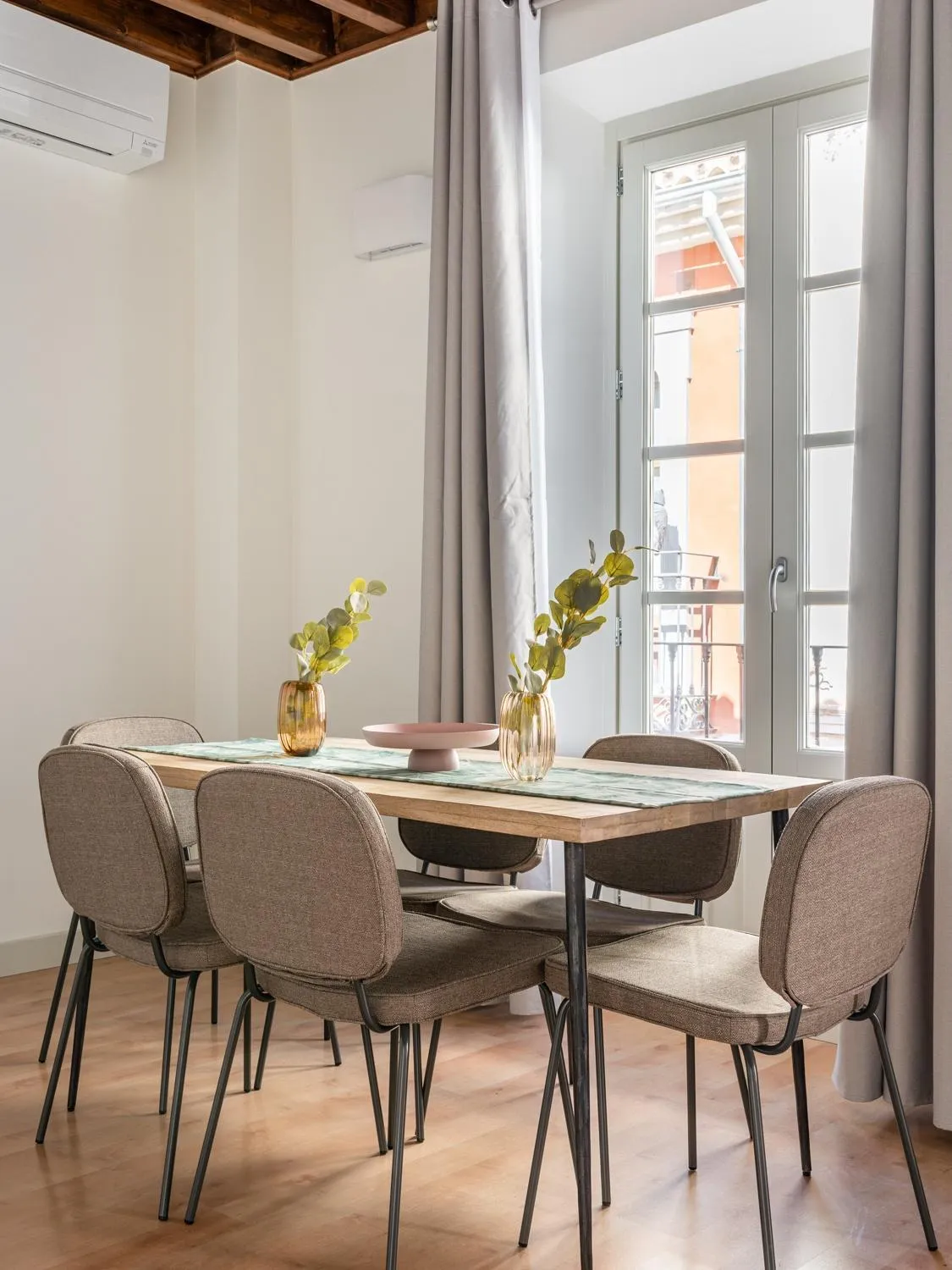 Dining area in Limehome Granada Calle Mirasol