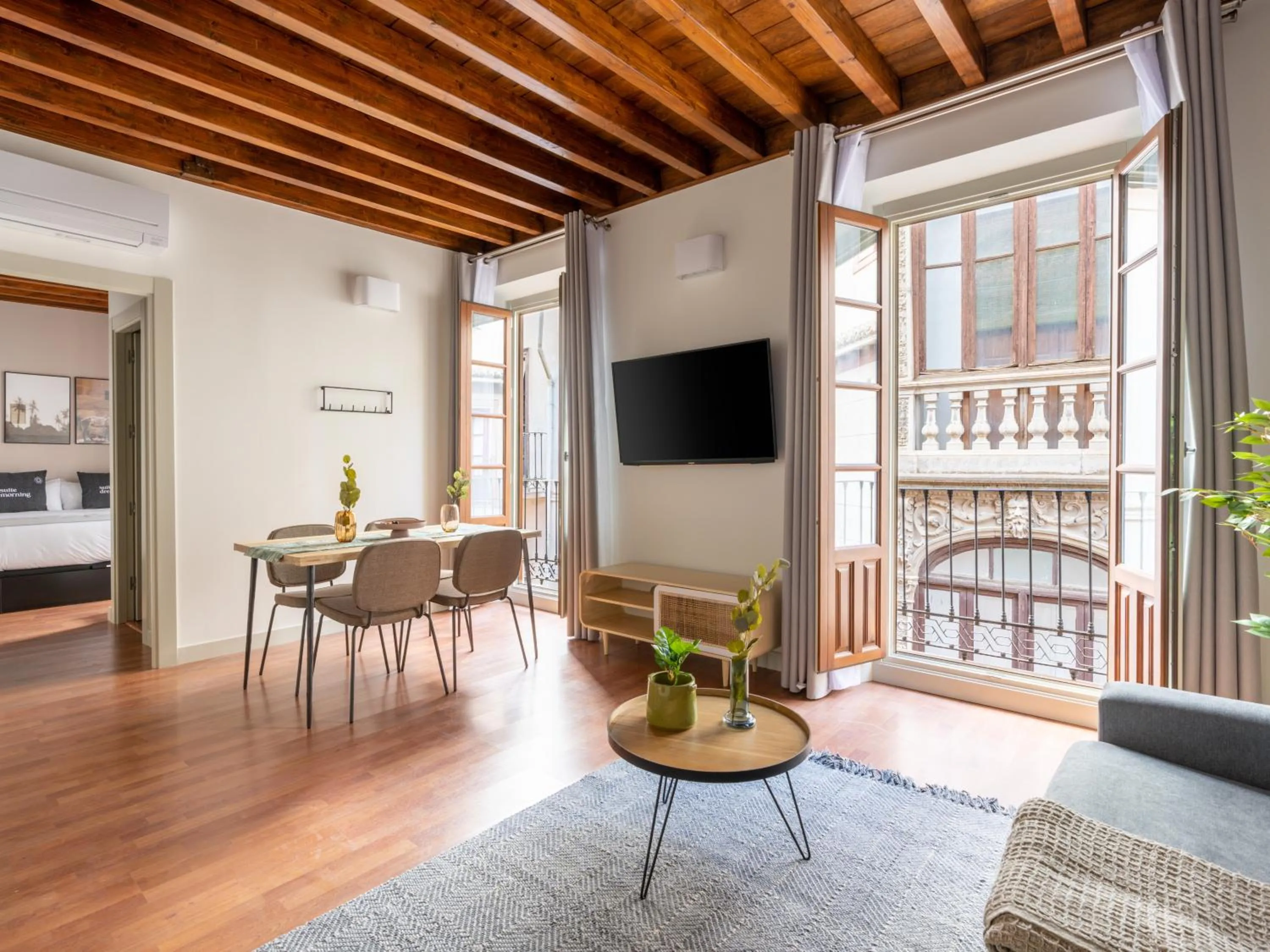 TV and multimedia in Limehome Granada Calle Mirasol