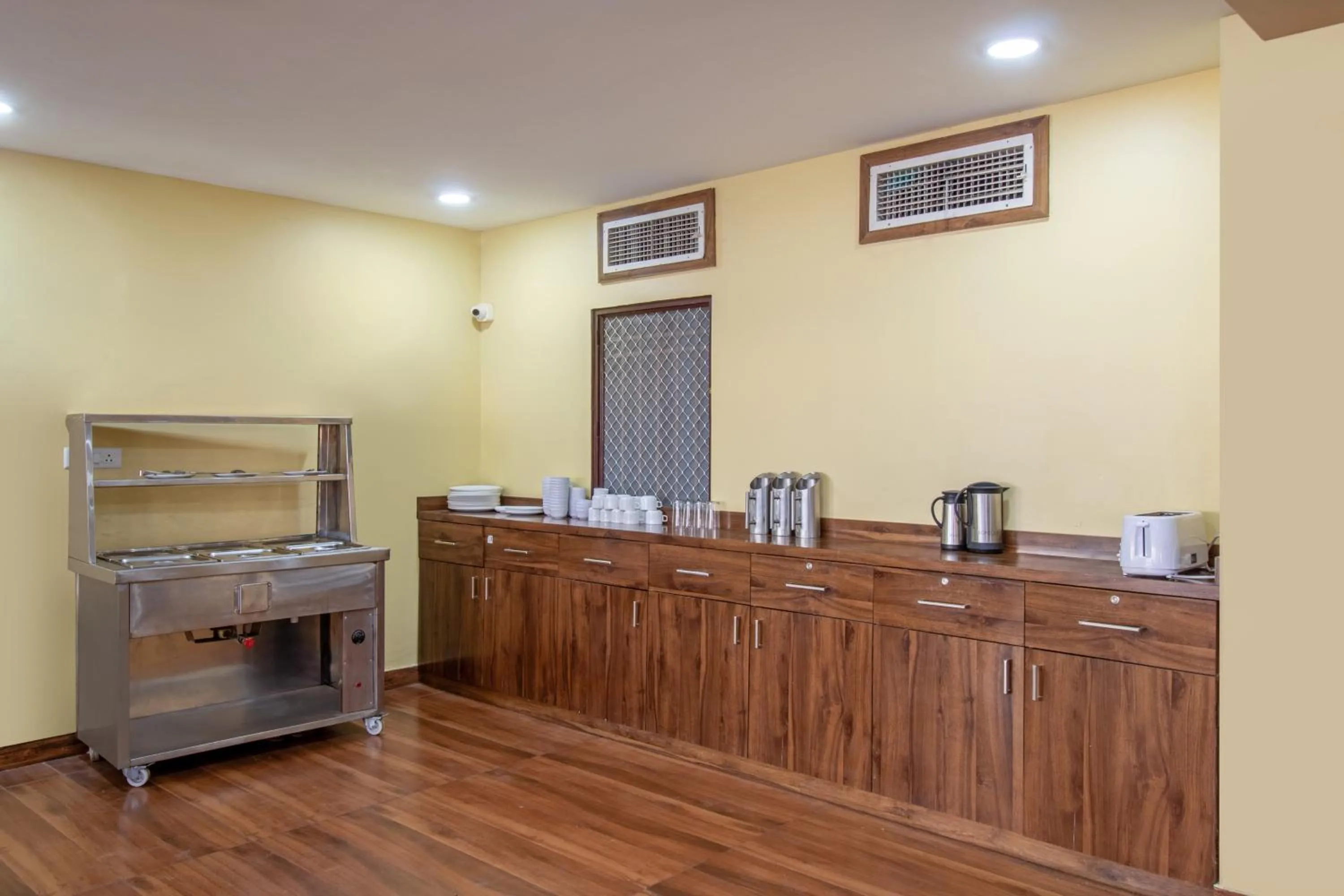 Restaurant/places to eat in Treebo Sonal Palace, Near Umaid Bhawan Palace